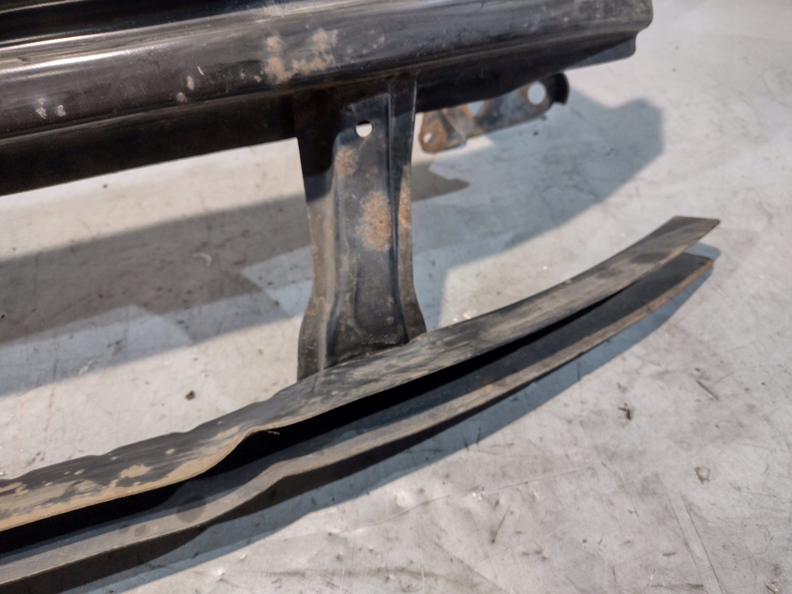 bumper support of the front Volkswagen Passat B6 1,9TDI