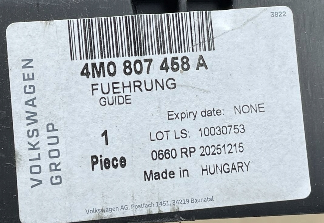 AUDI Q7 II 4M bumper bracket rear part central 4M0807458A