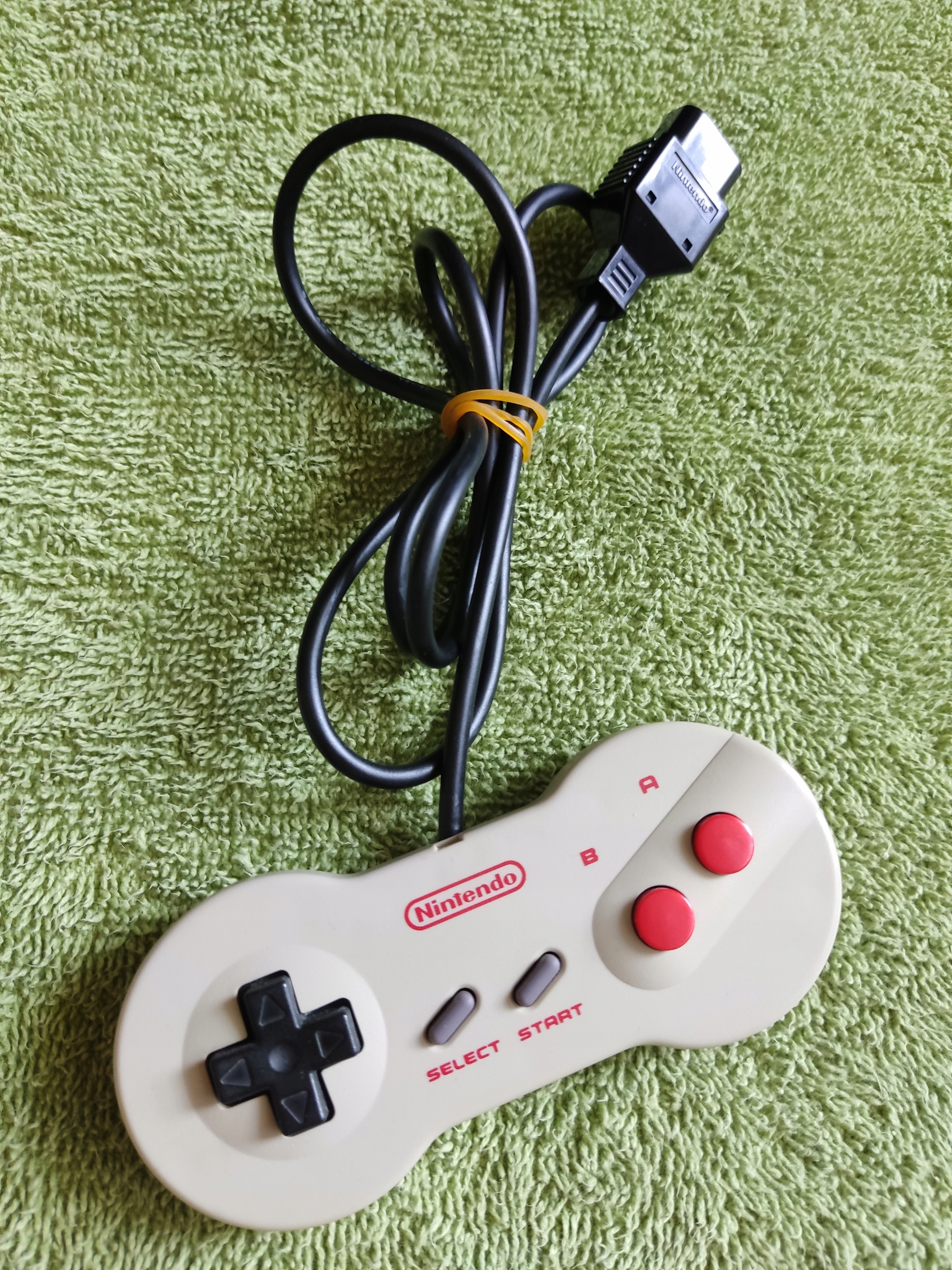 Oryginalny pad do konsoli Nintendo Famicom