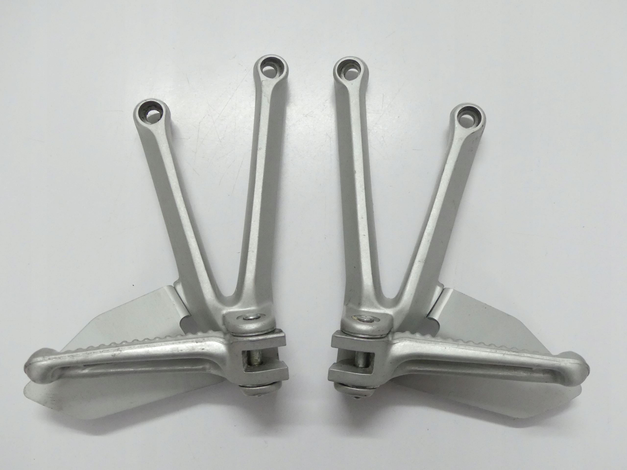 82410811A 82410812A - . КОМПЛЕКТ ПЕРЕДНІЙ ЛІВИЙ / ПРАВИЙ + ПІДСТАВКА ДЛЯ НІГ DUCATI 749 999