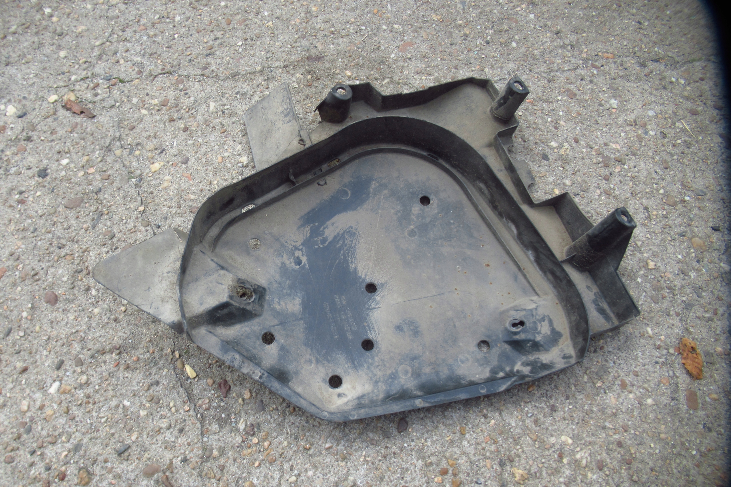 SUBARU FORESTER 11R Blende Abdeckung Behälter des Kraftstoffsbehälters links