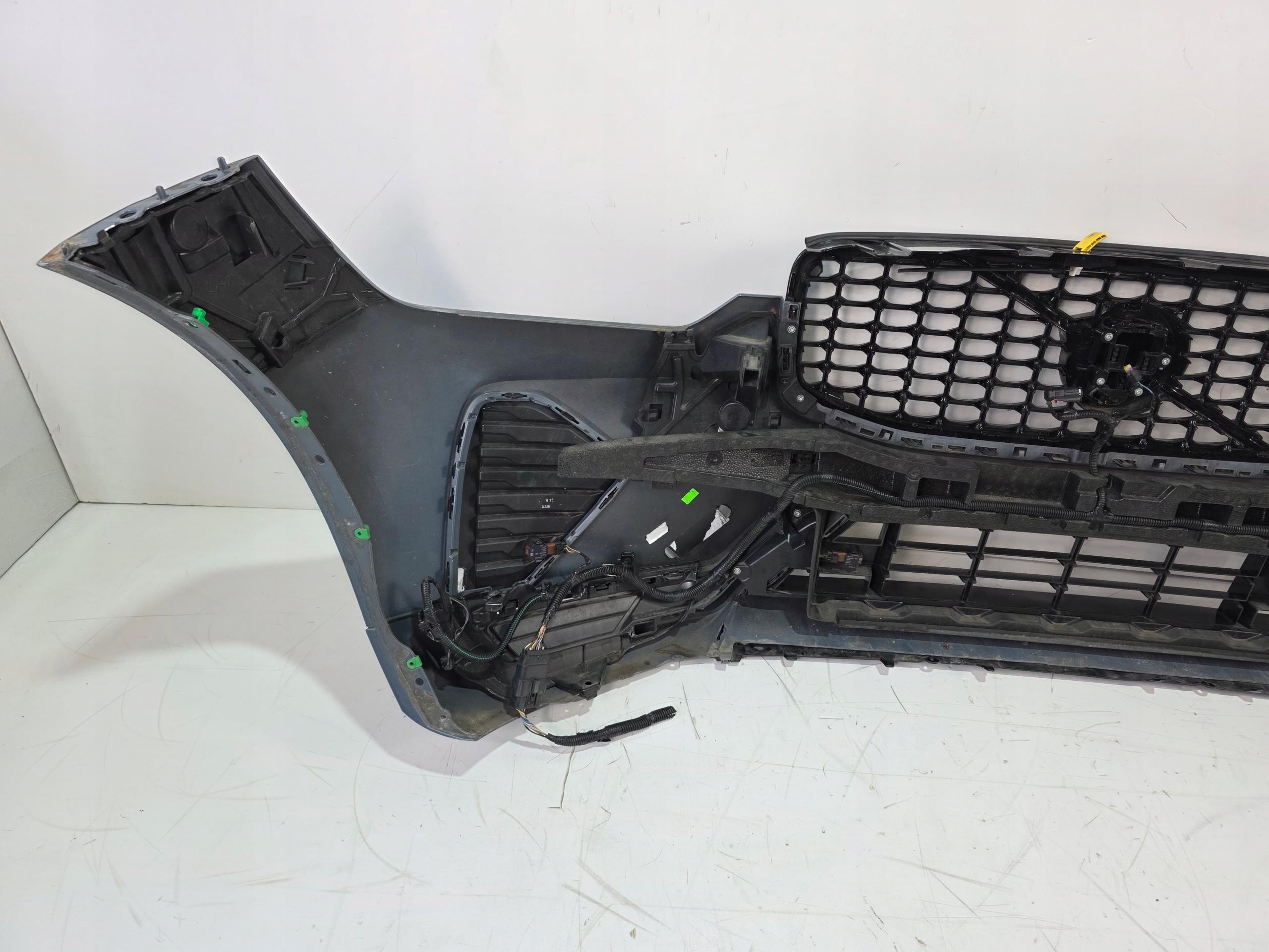 nárazník predný VOLVO XC60 4XPDC pod RADAR 728 THUNDER GREY