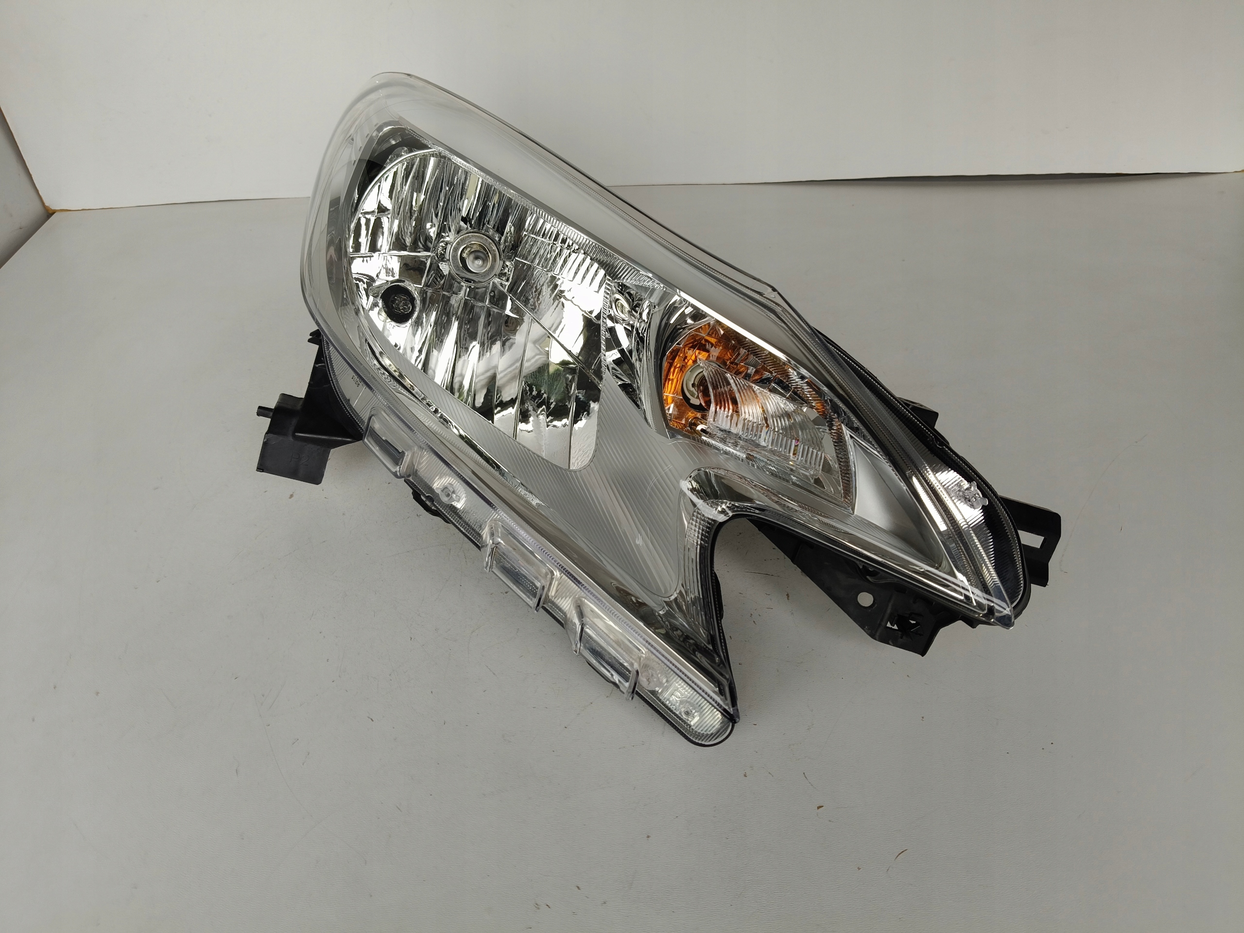 light right REFLEKTOR NISSAN NOTE E12 13