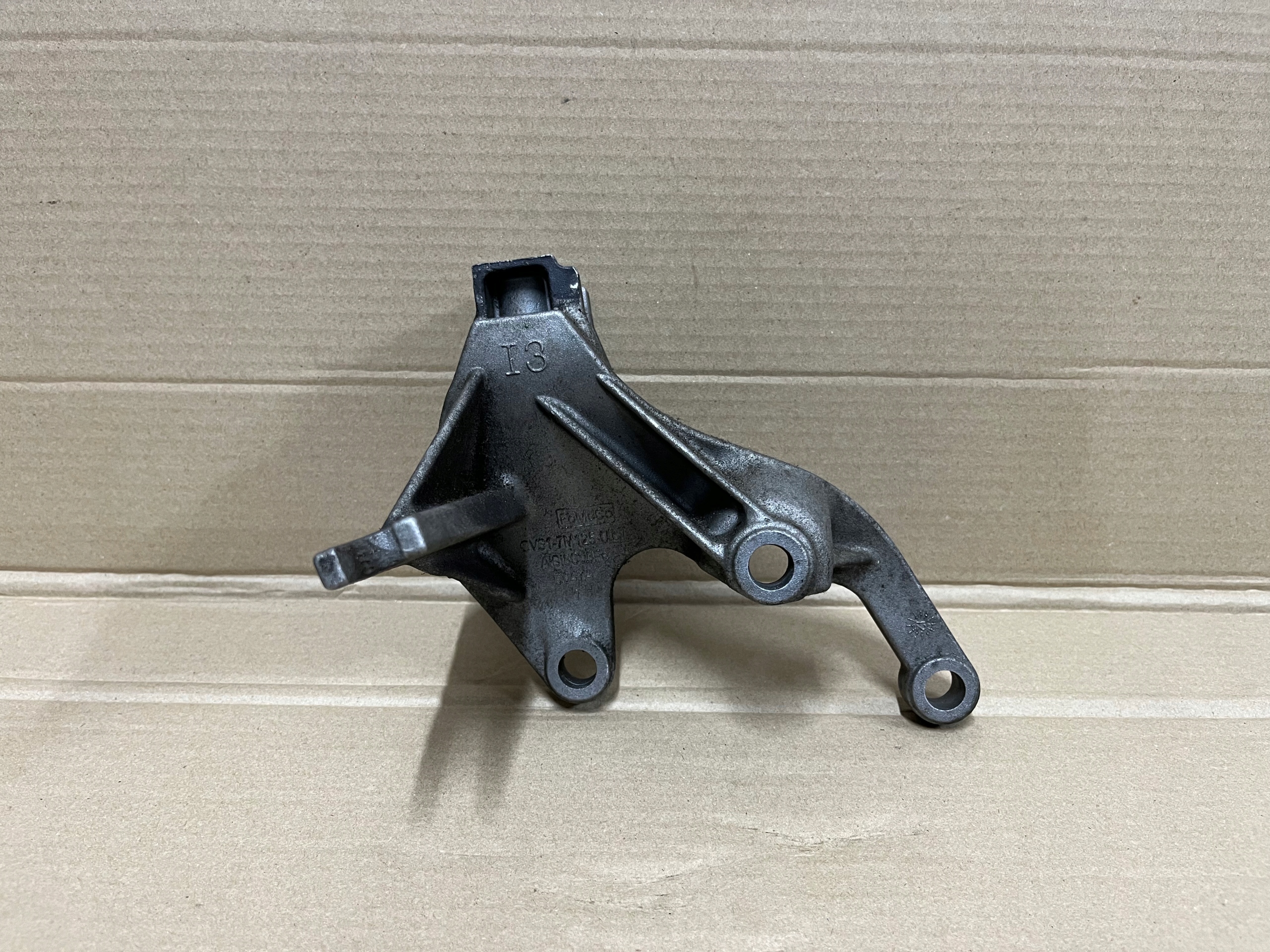 CV61-7M125-UB - FORD FOCUS MK3 1.0 ECOBOOST ЛАПА КОРОБКИ ПЕРЕДАЧ
