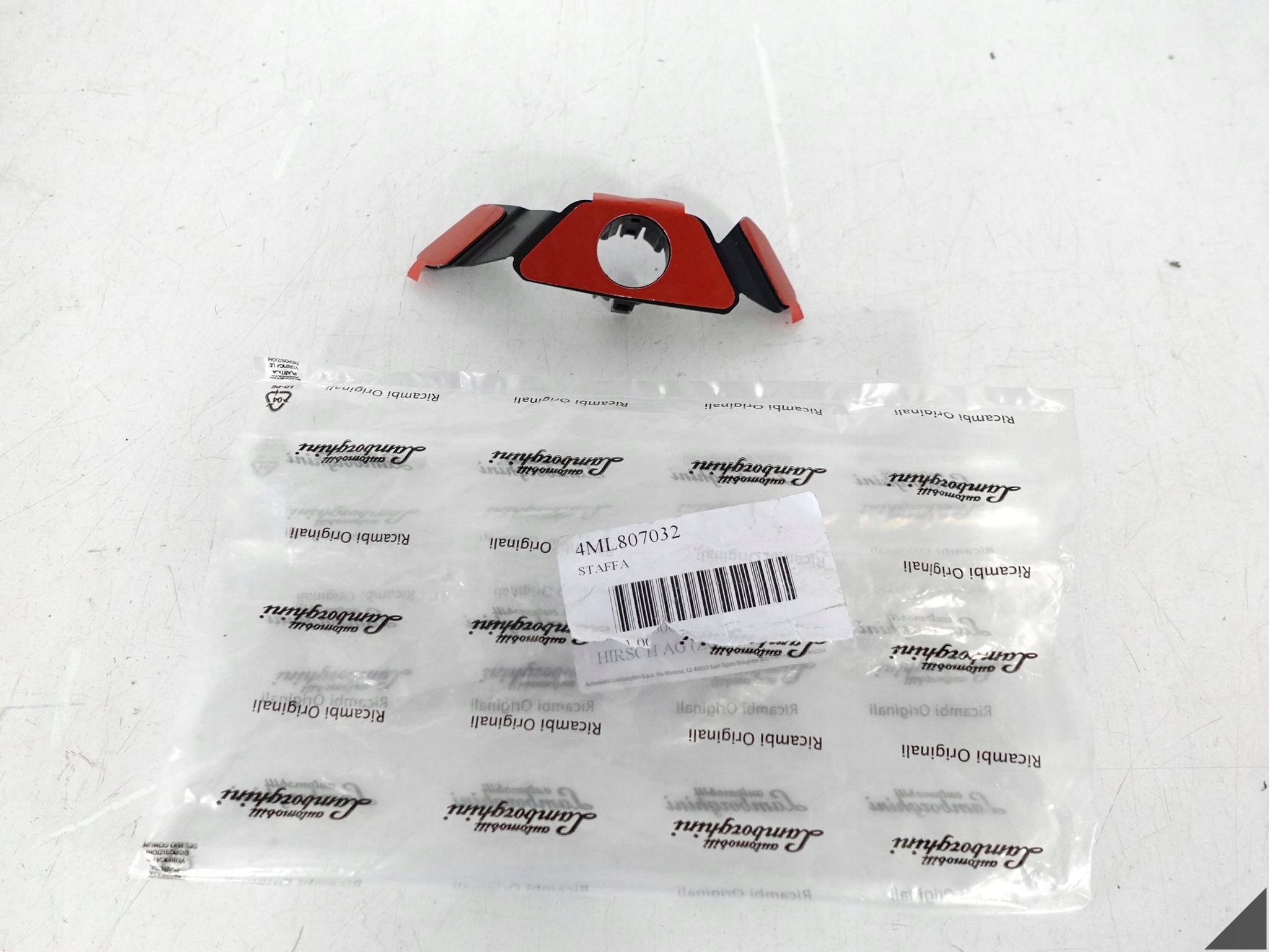 LAMBORGHINI URUS 4ML 18- KOSZYK holder of the sensor PDC bumper right front