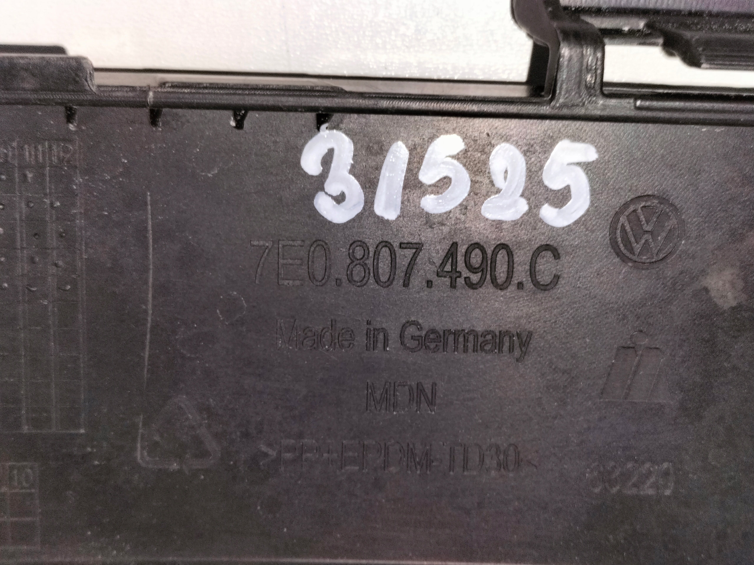 GRILL LÜFTUNGSGITTER DER STOSSSTANGE RECHTS VW T6 15