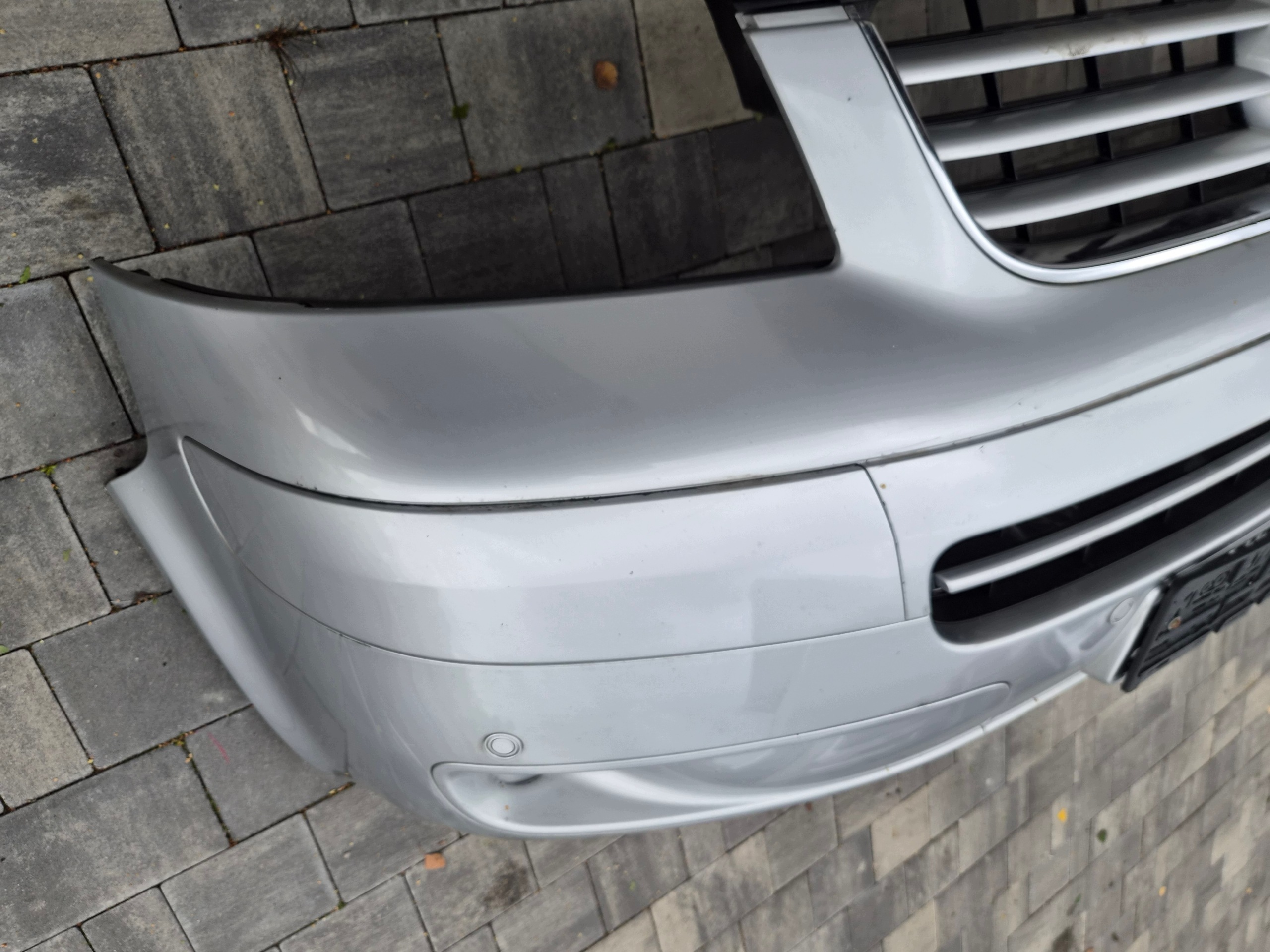 VW T5 Frontstoßstange vorne Caravelle Multivan srebrny