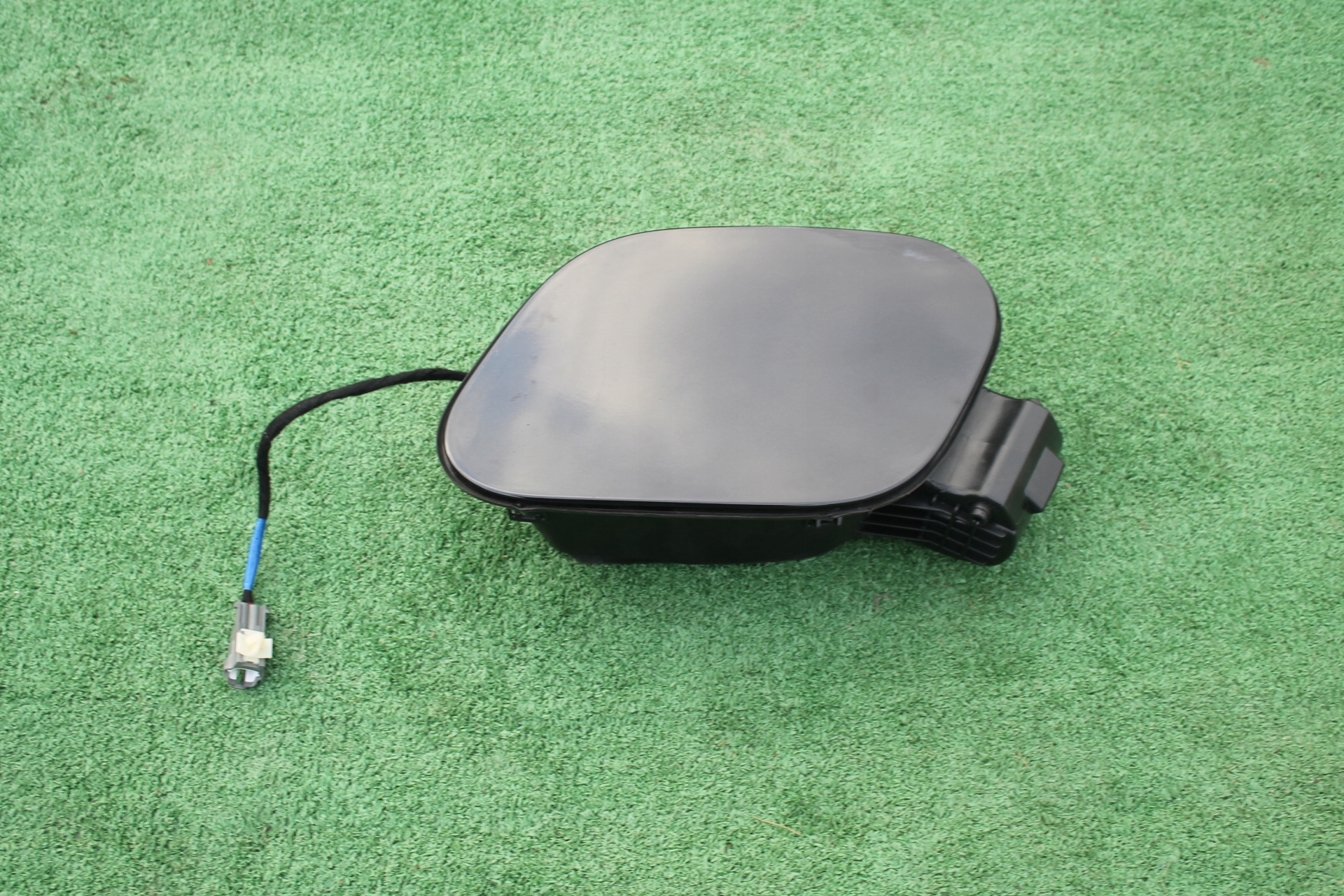 Silniczek klapki wlewu paliwa KIA SPORTAGE V (NQ5) 81595R2000 1.6L gasoline