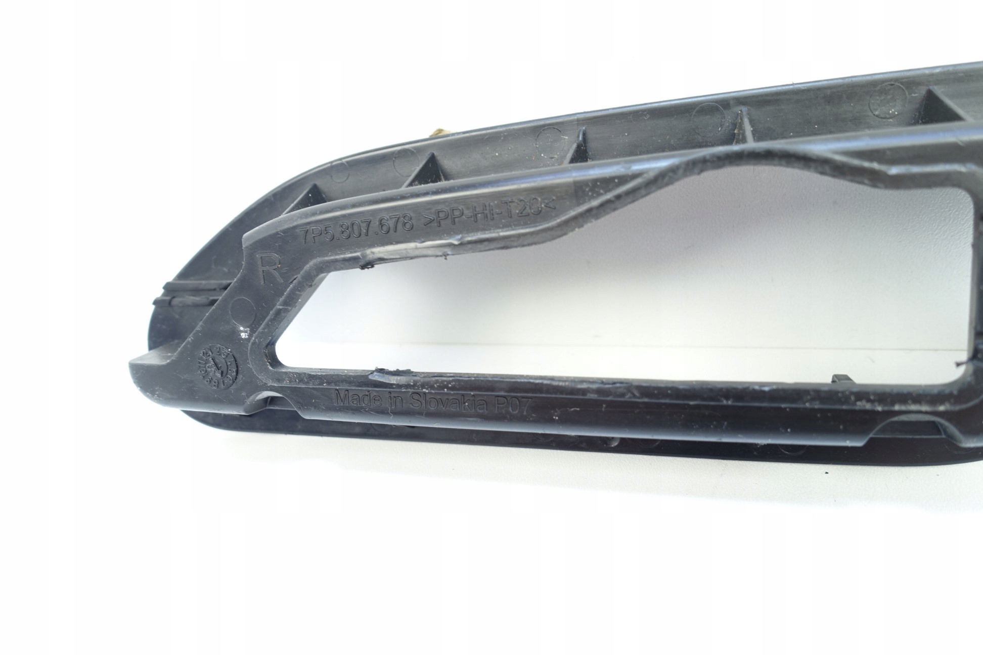grid of a bumper right front PORSCHE CAYENNE 7P5807678