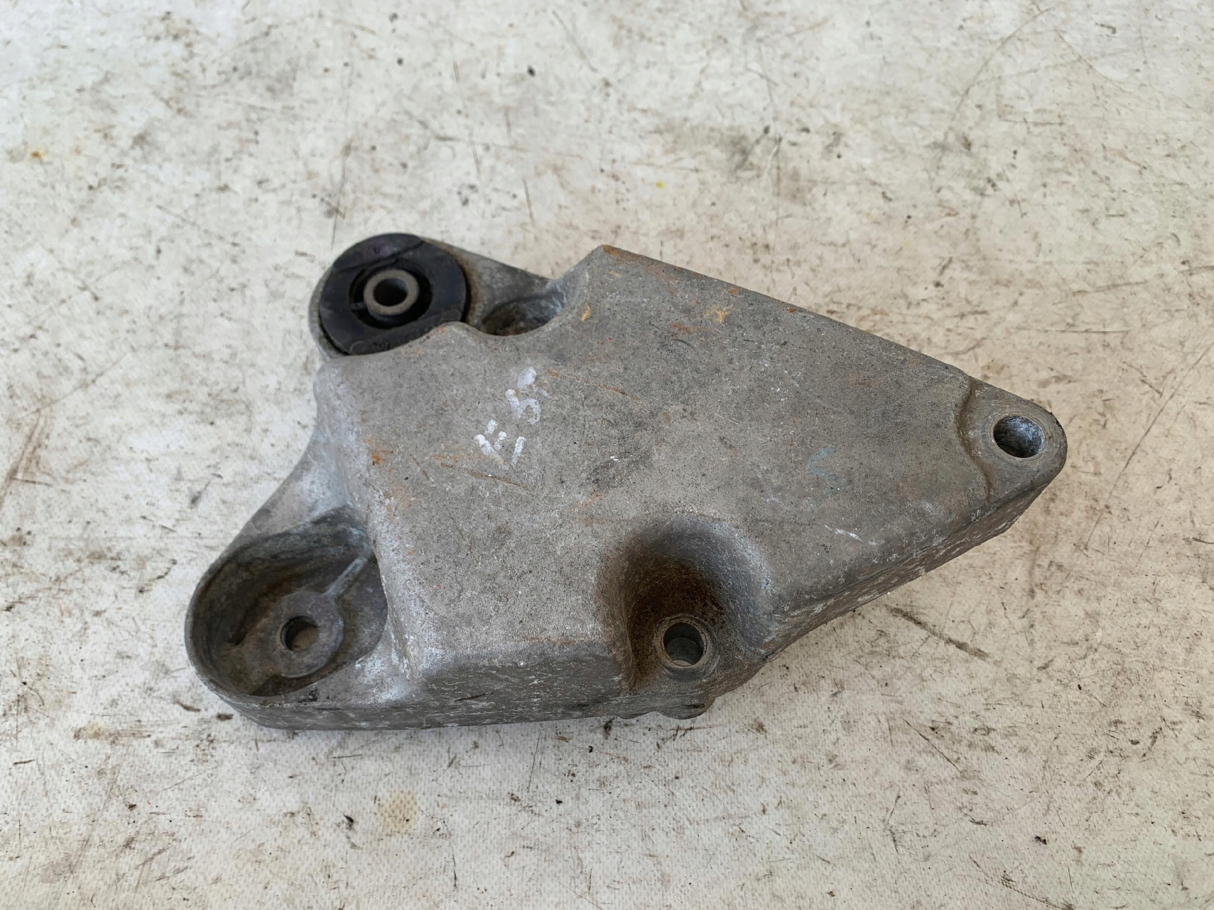 # console engine mount RENAULT 8200058523