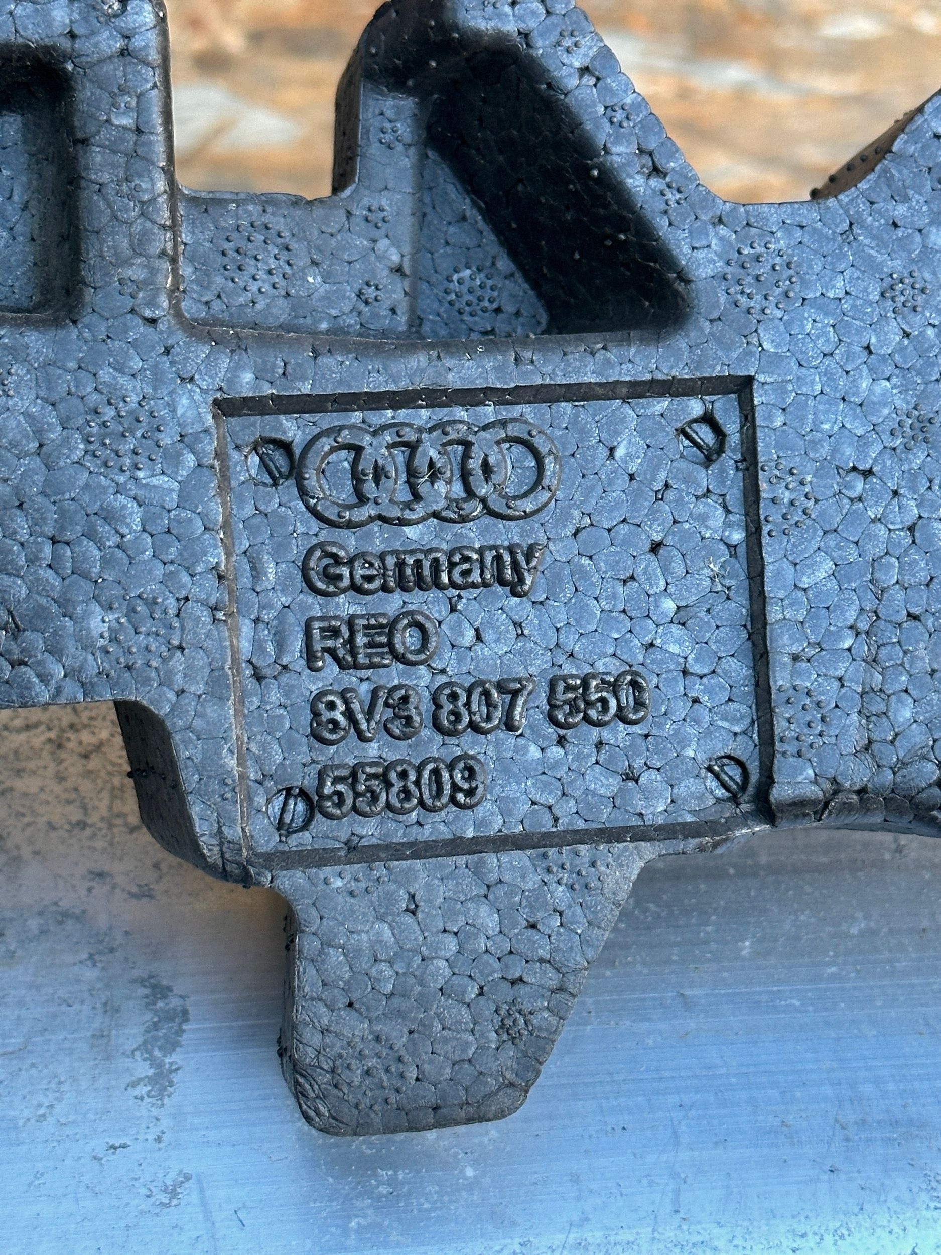 AUDI A3 S3 8V výztuha předního nárazníku předek špička ABSORBER 8V0807109B