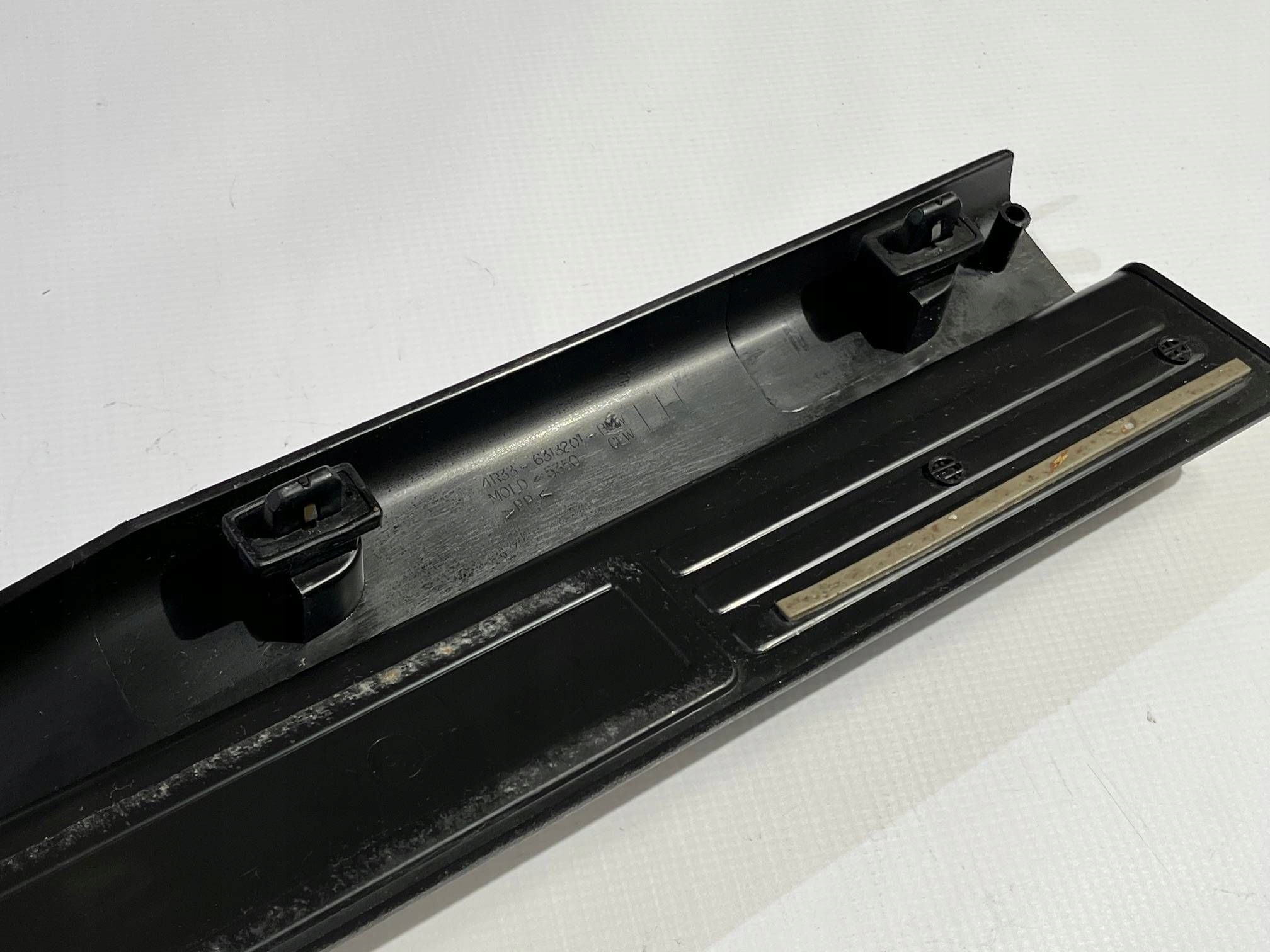 cover moulding of the threshold inner left side Ford Mustang V 2005-2009