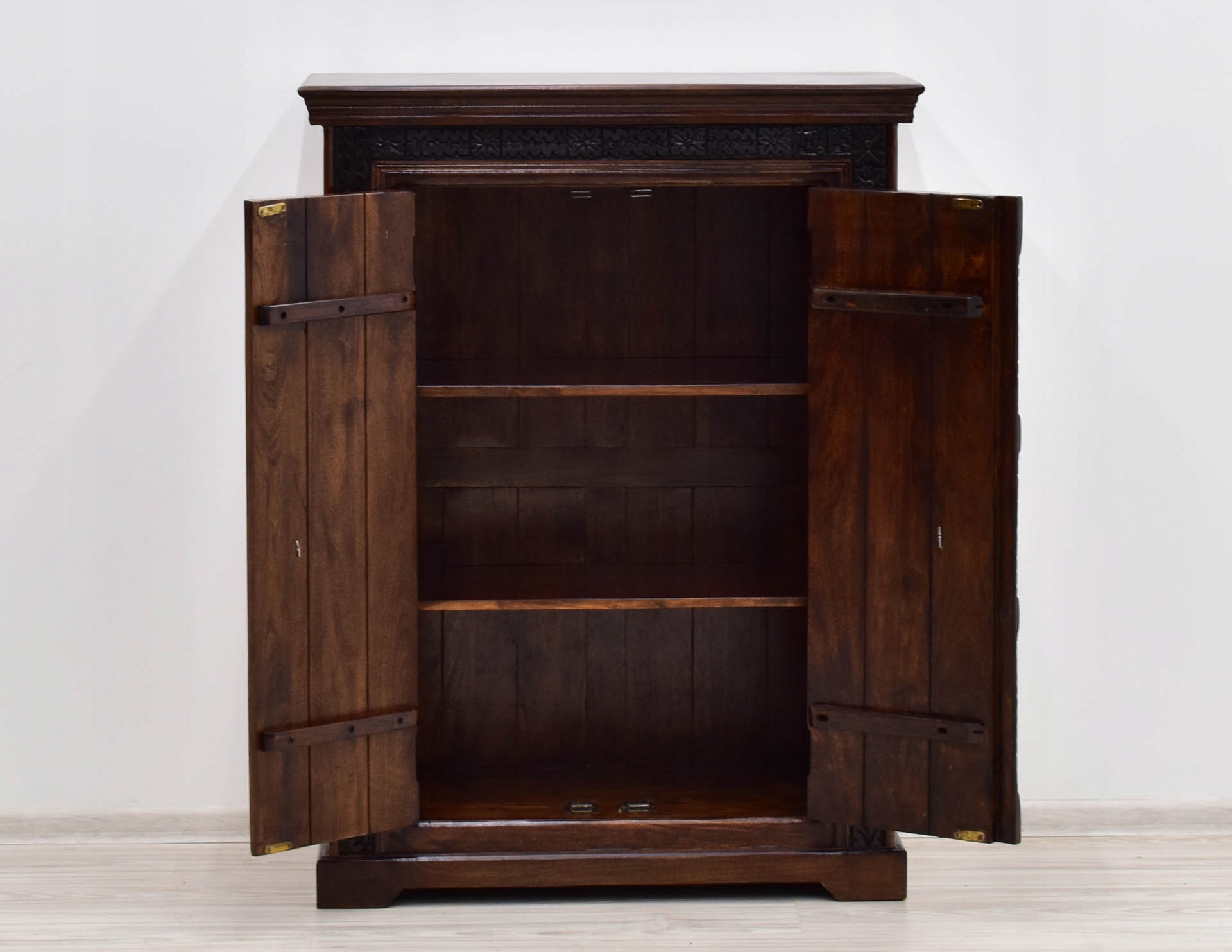 Komoda kolonialna drewno akacja indyjska rzeźbiona okucia ciemny brąz Głębokość mebla 45 cm