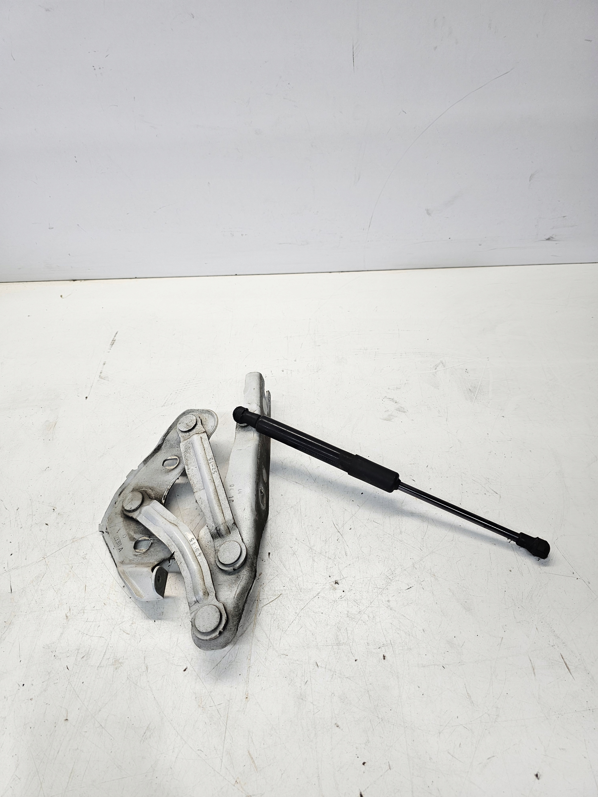 hinge bonnets left AUDI A1 8X 8X0823301A