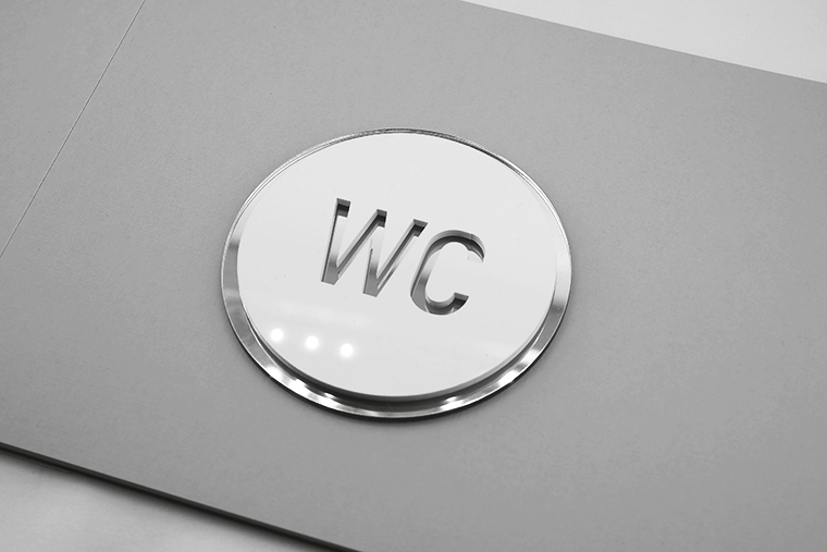 Tabliczka TOALETA WC, okrągła na drzwi biało srebrna Marka inny