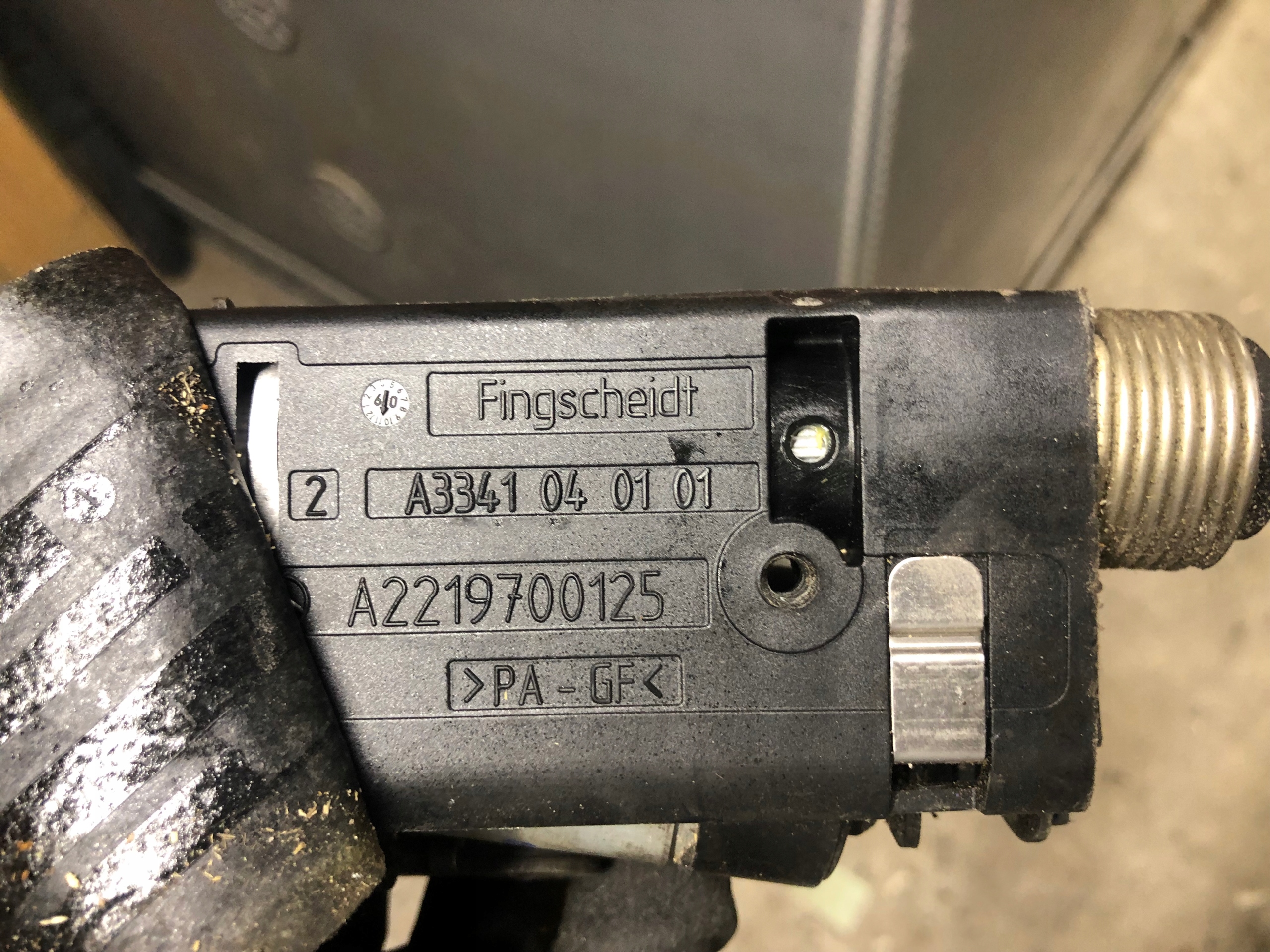 MERCEDES W221 SILNICZEK ZAGŁÓWKA 2219700125 Typ samochodu Samochody osobowe