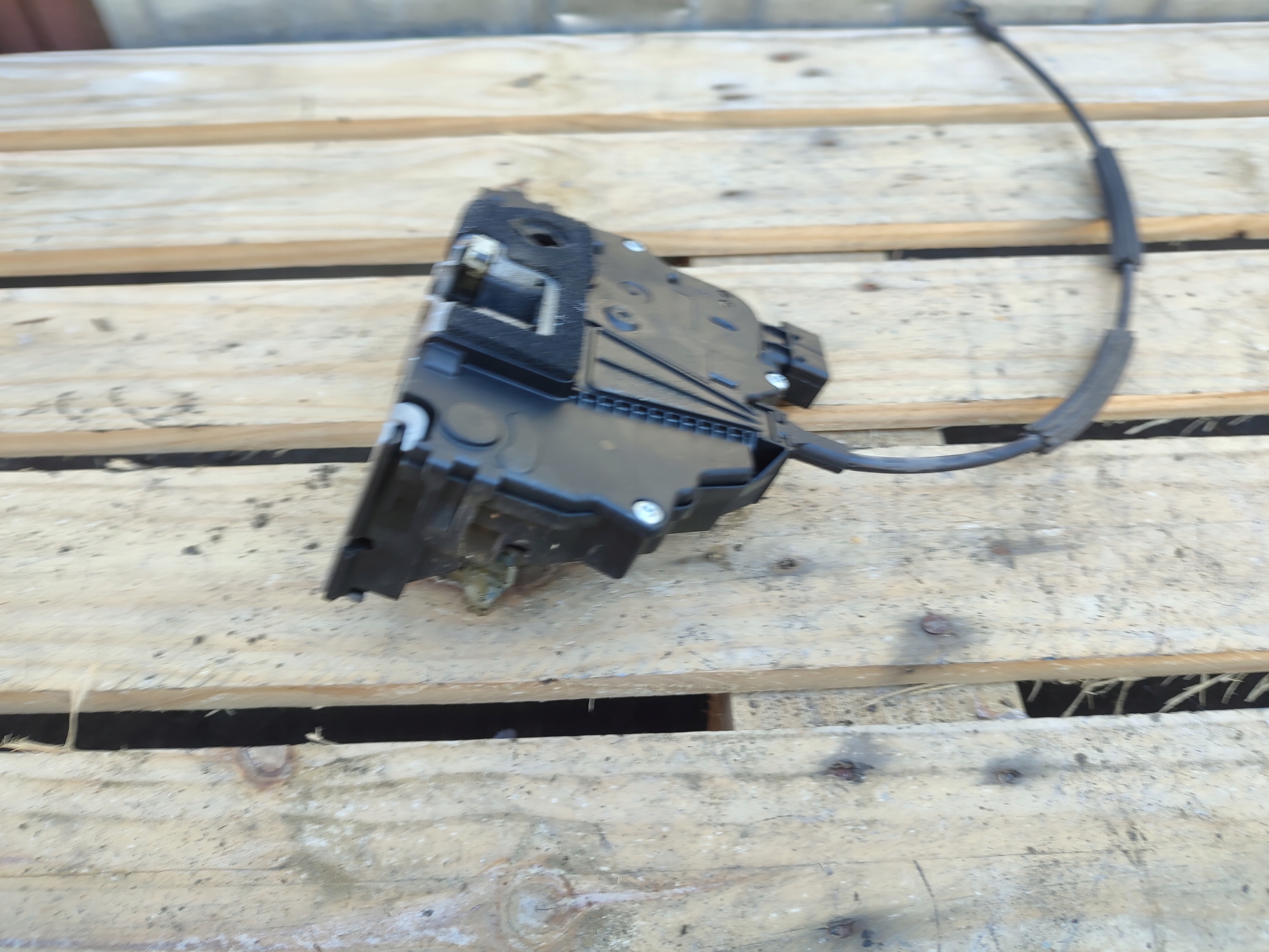 lock door front left OPEL MERIVA B 13258276
