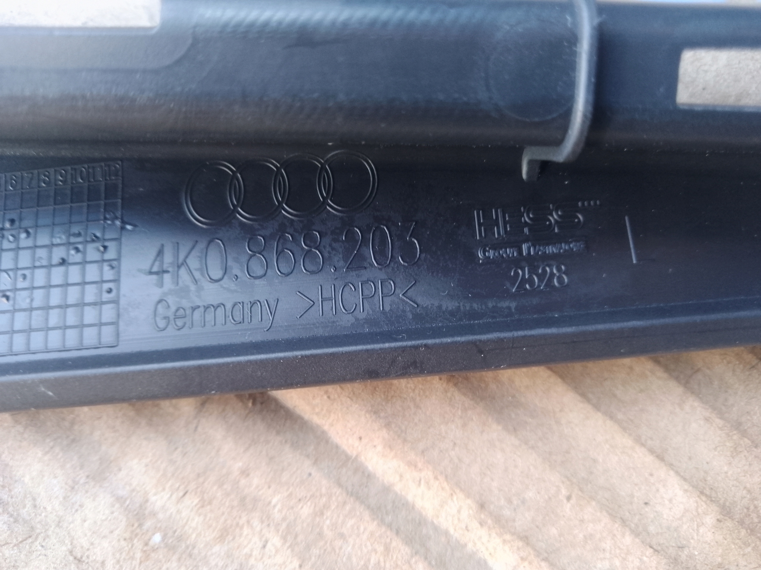 cover SLUPKA left AUDI A6 C8 4K0868203