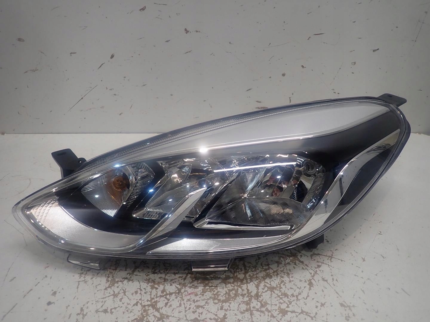 light front front left FORD FIESTA MK8 2017