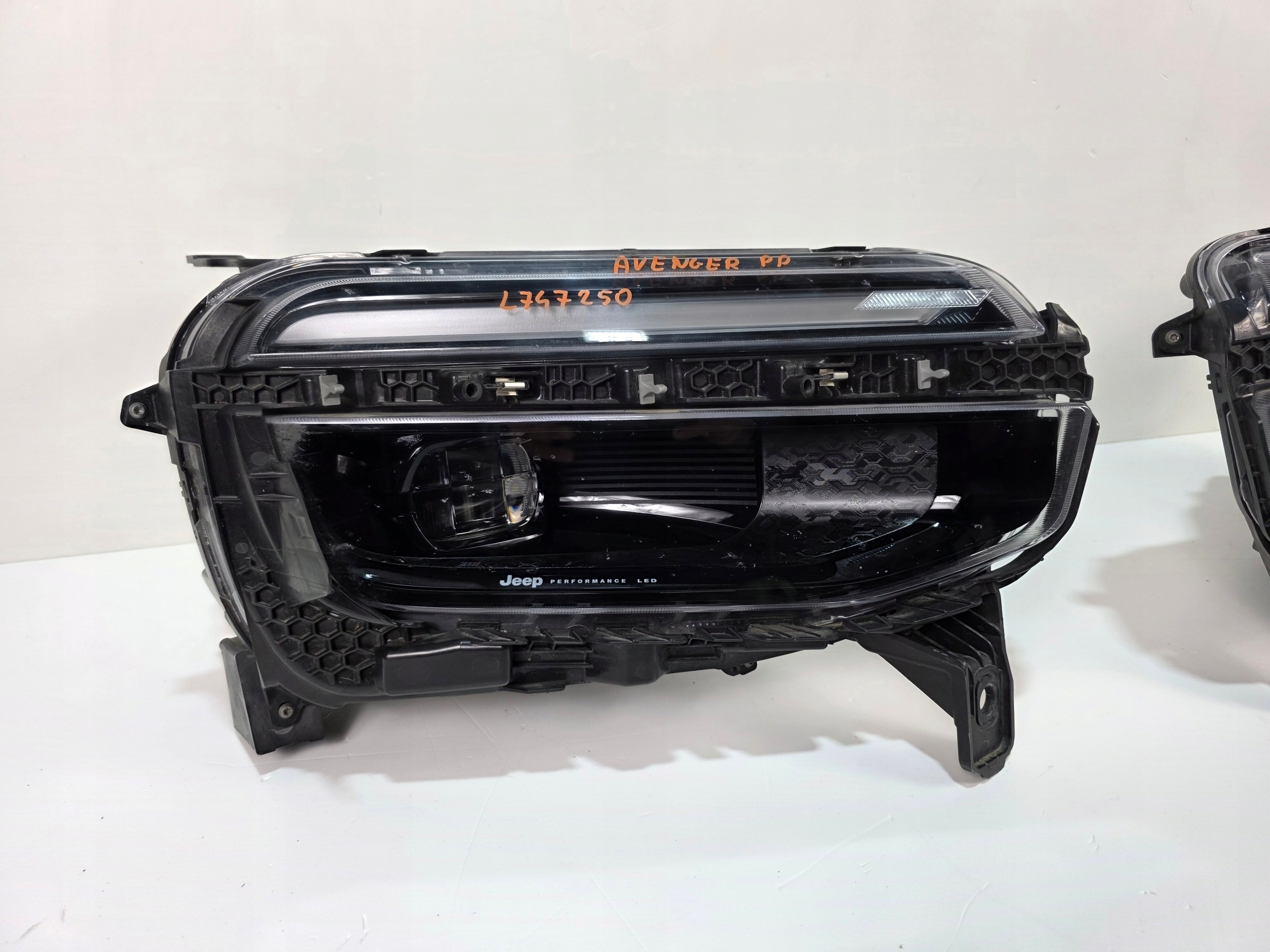 lights front FULL LED JEEP AVENGER L747251 L747250