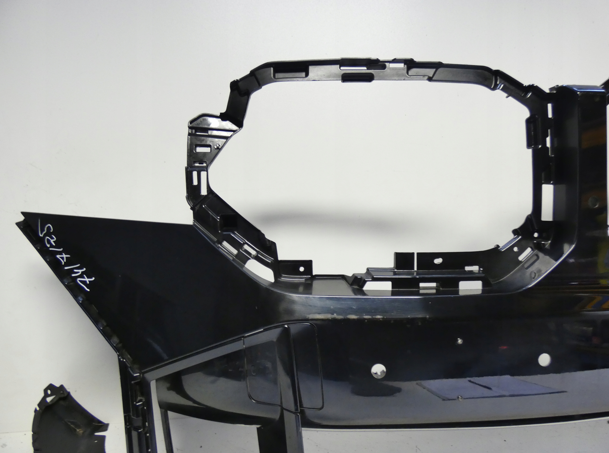 BMW XM G09 9451675 below 6 PDC 2022- bumper front front