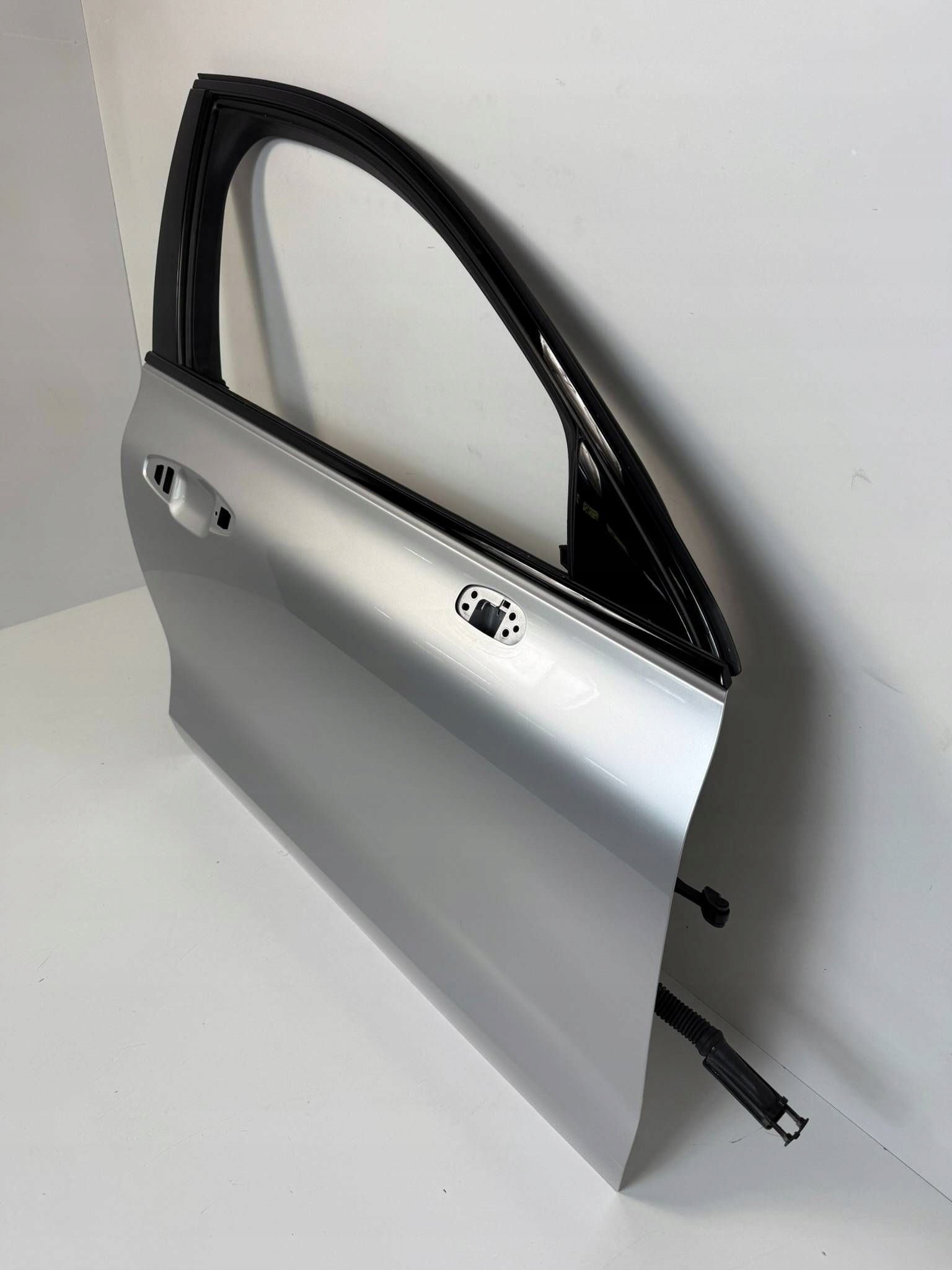 Volvo V60 II 2022 door front right 711 71100