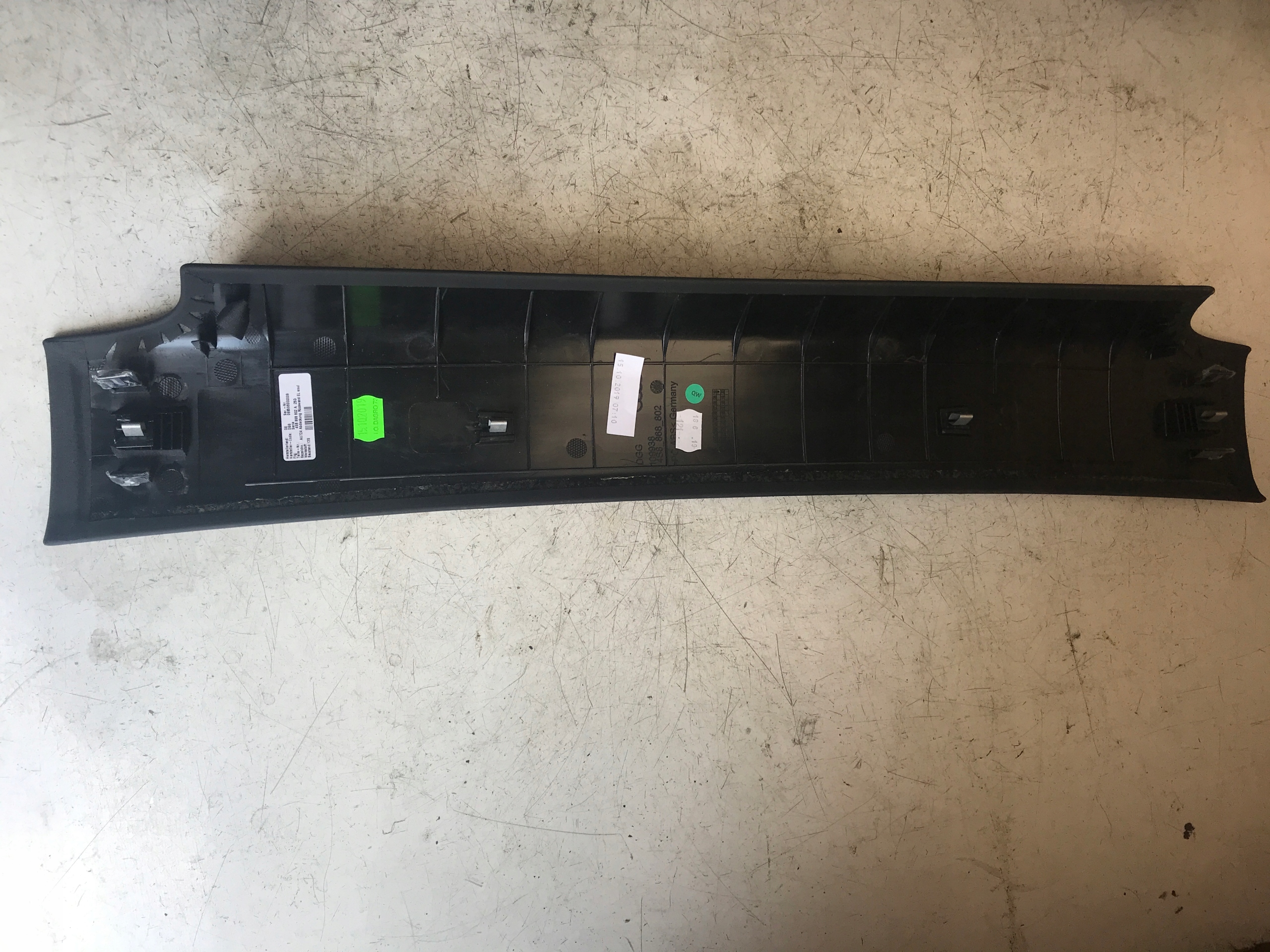 Audi R8 4S накладка зад кожа 4S8868802A