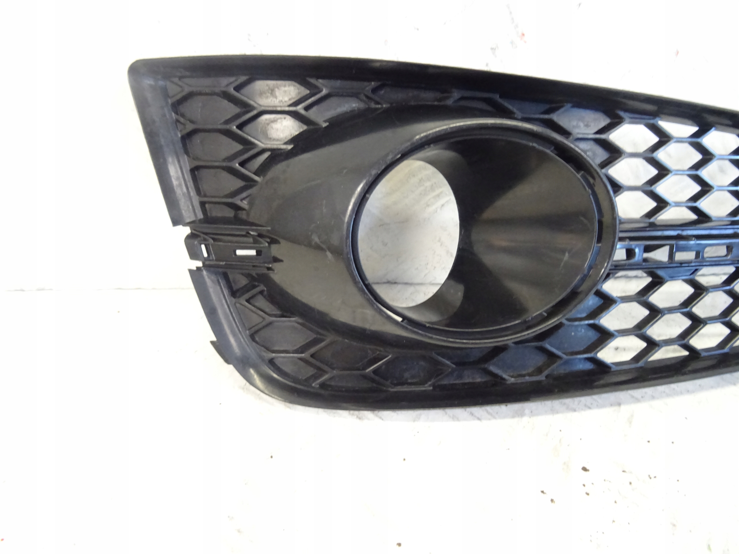 grid of a bumper front front right AUDI A8 S8 D4 4H0807680