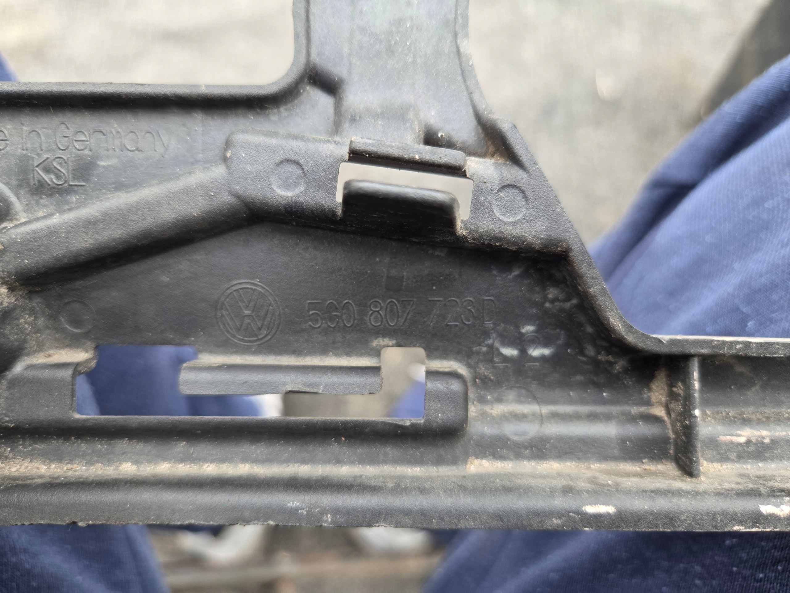 support holder of a bumper left front VOLKSWAGEN GOLF VII 5G0807723D