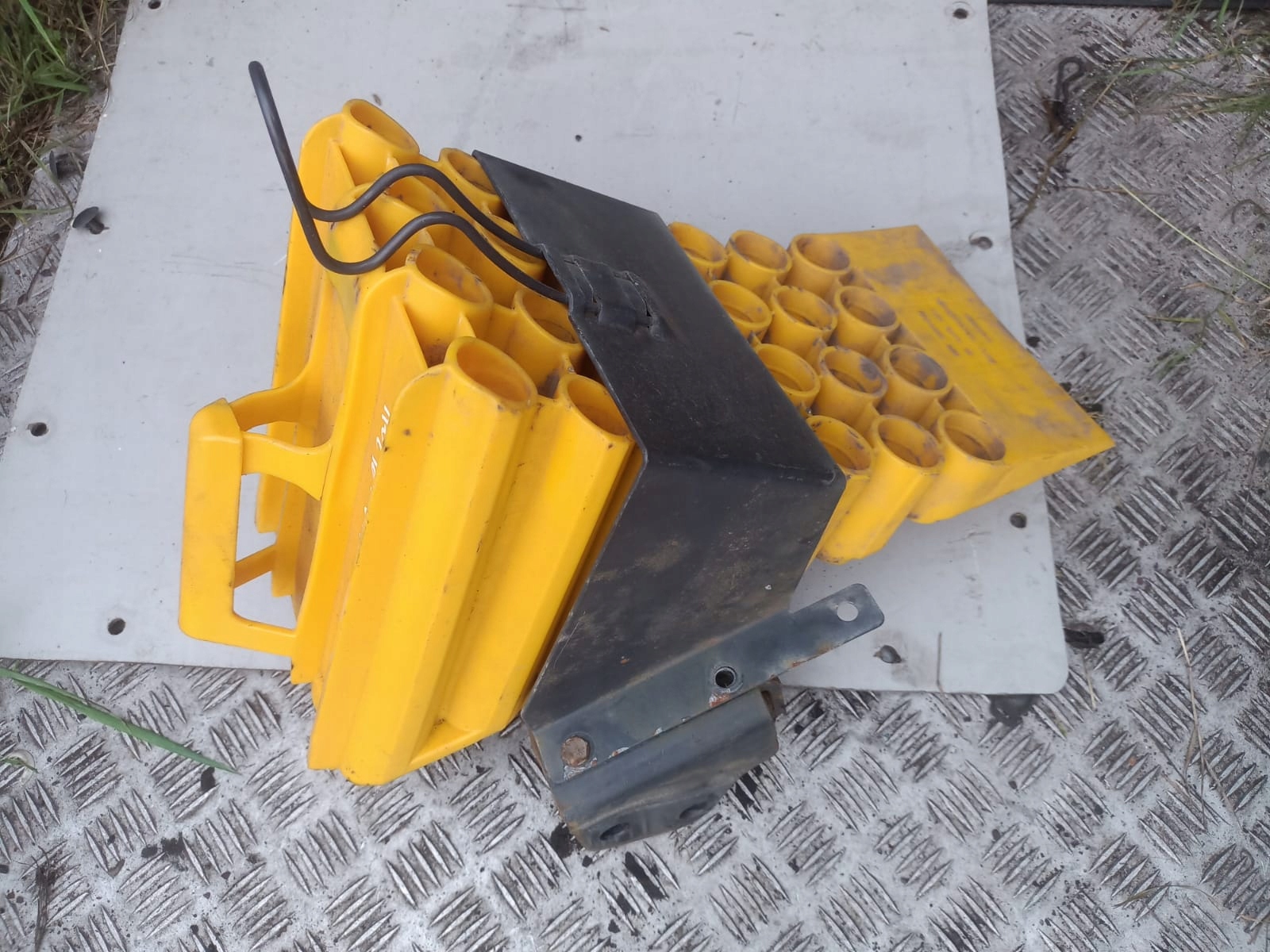 SCANIA UCHWYT MOCOWANIE KLINA 1796509 KOMPLET KLIN POD KOŁO