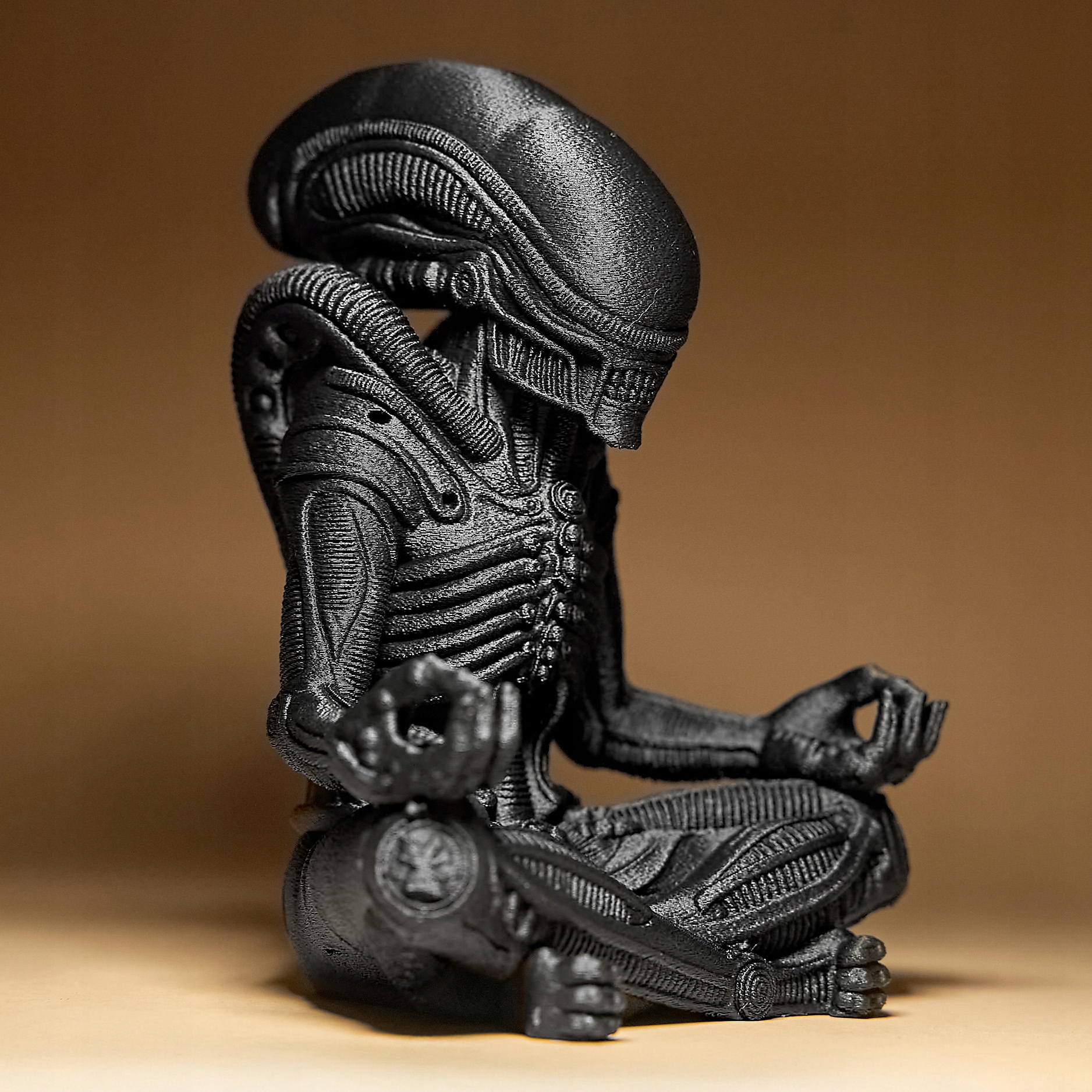Meditujúci Xenomorph Alien Dekoratívna Figúrka Soška 25 cm Halloween Zen