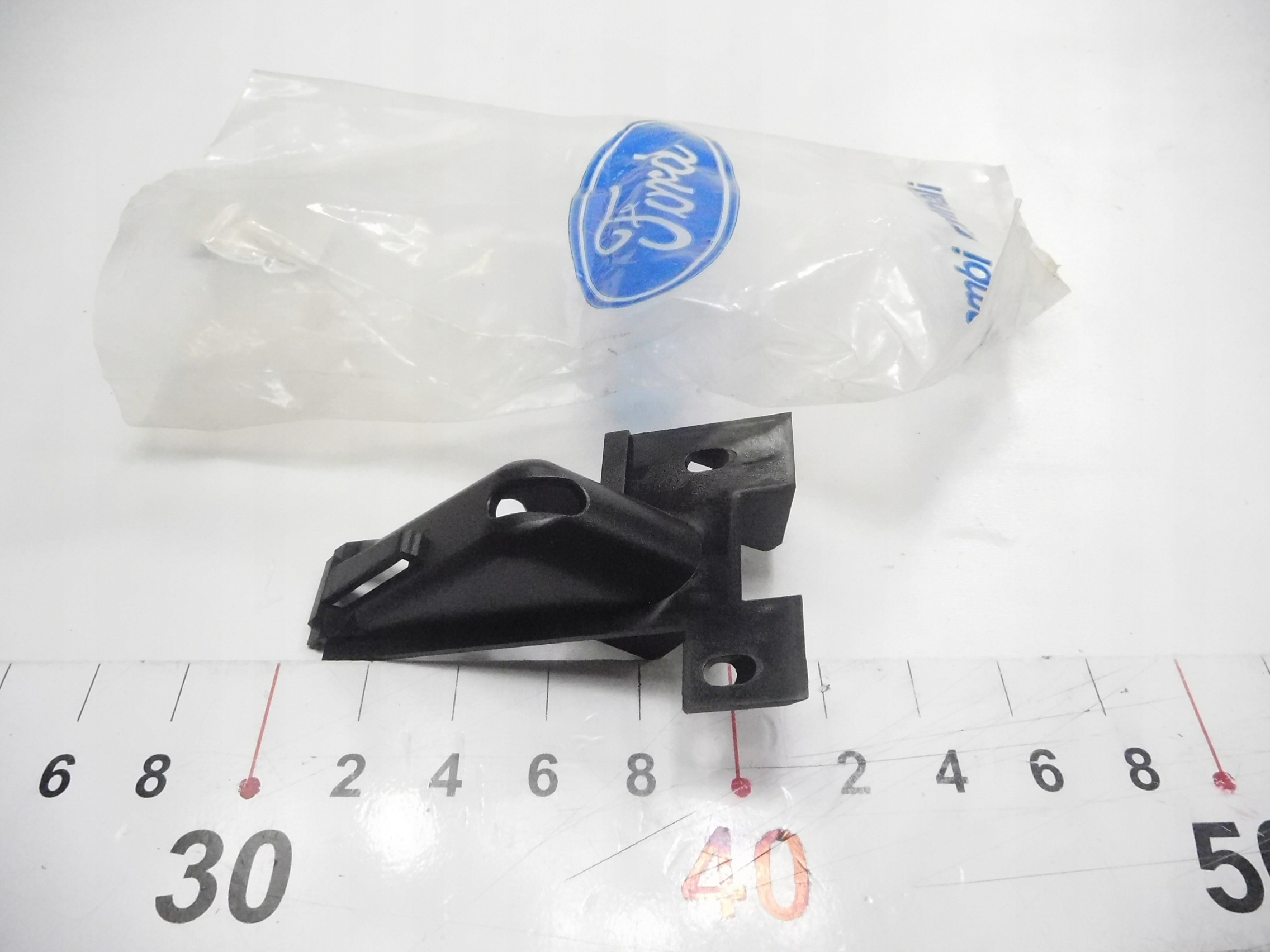 крепления - бардачок FORD ESCORT oe 1004652
