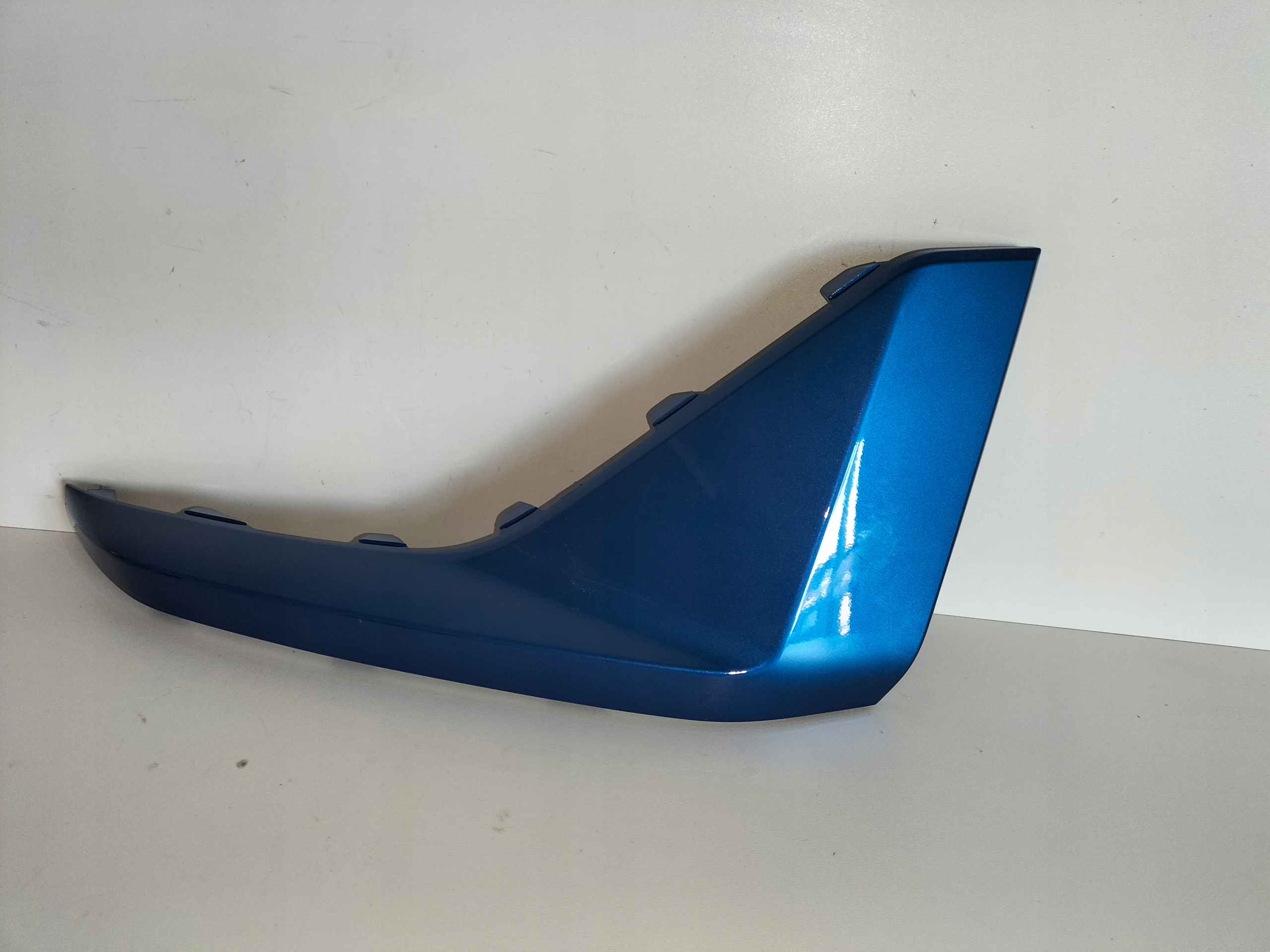 moulding cap of a bumper front right KIA EV4 25- GT-LINE