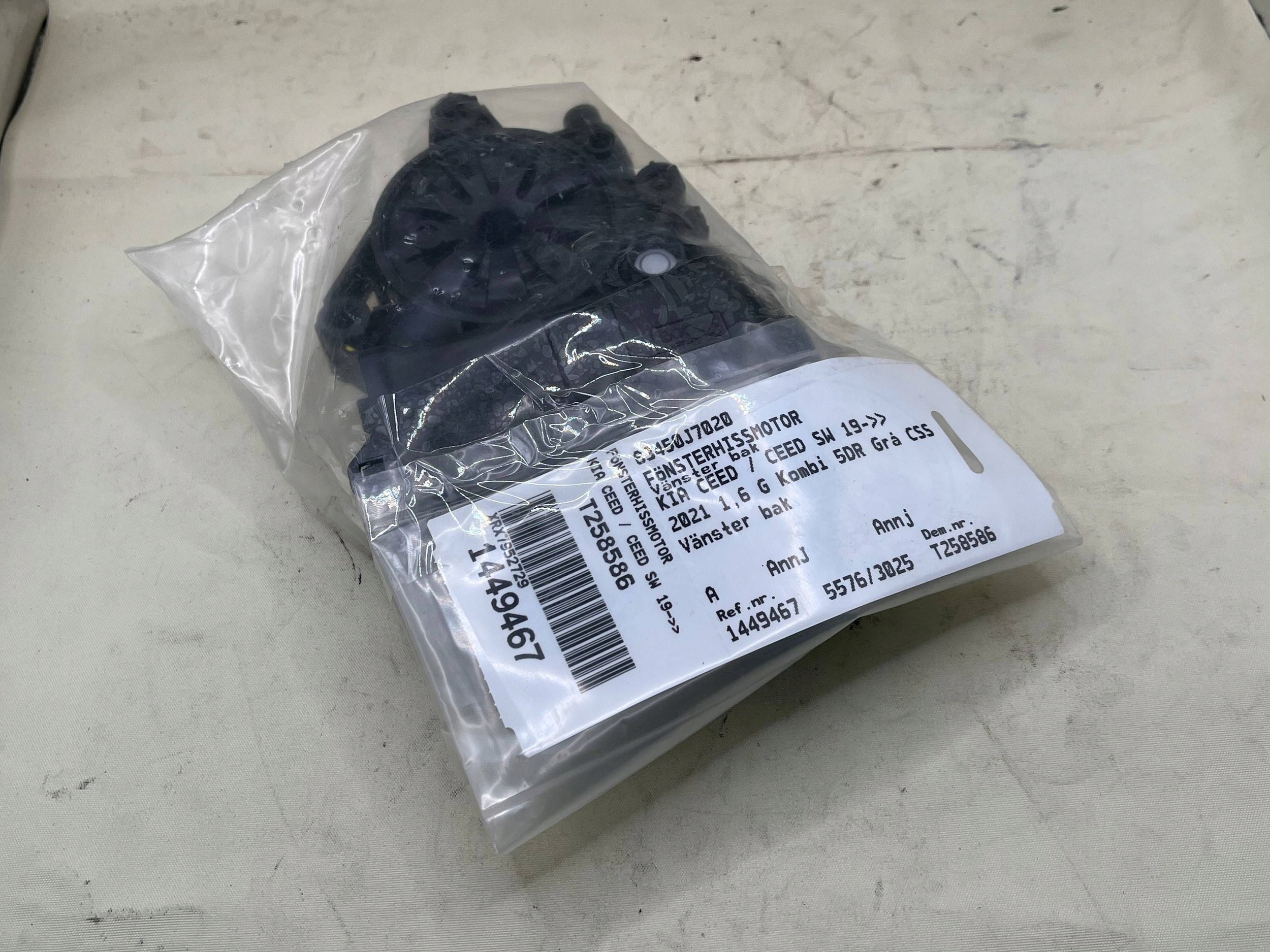 mini motor of the lowering windows left rear part KIA XCEED 83450-J7020 !J