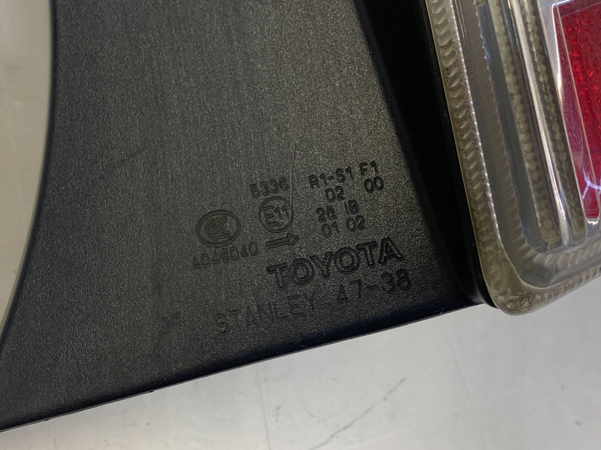 фонарь правый TOYOTA PRIUS III XW30