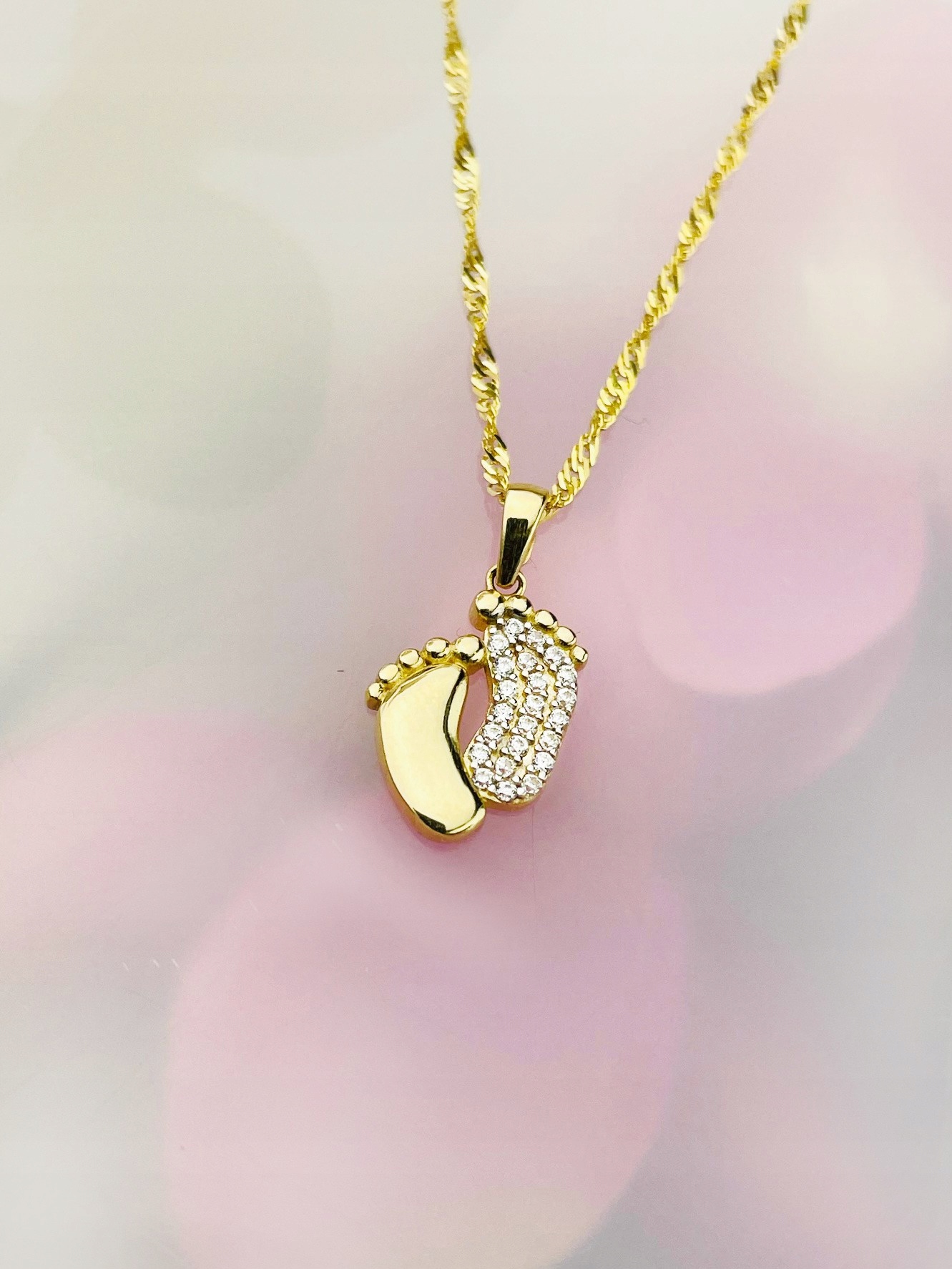 Zlatý přívěsek na nohu s zirkony