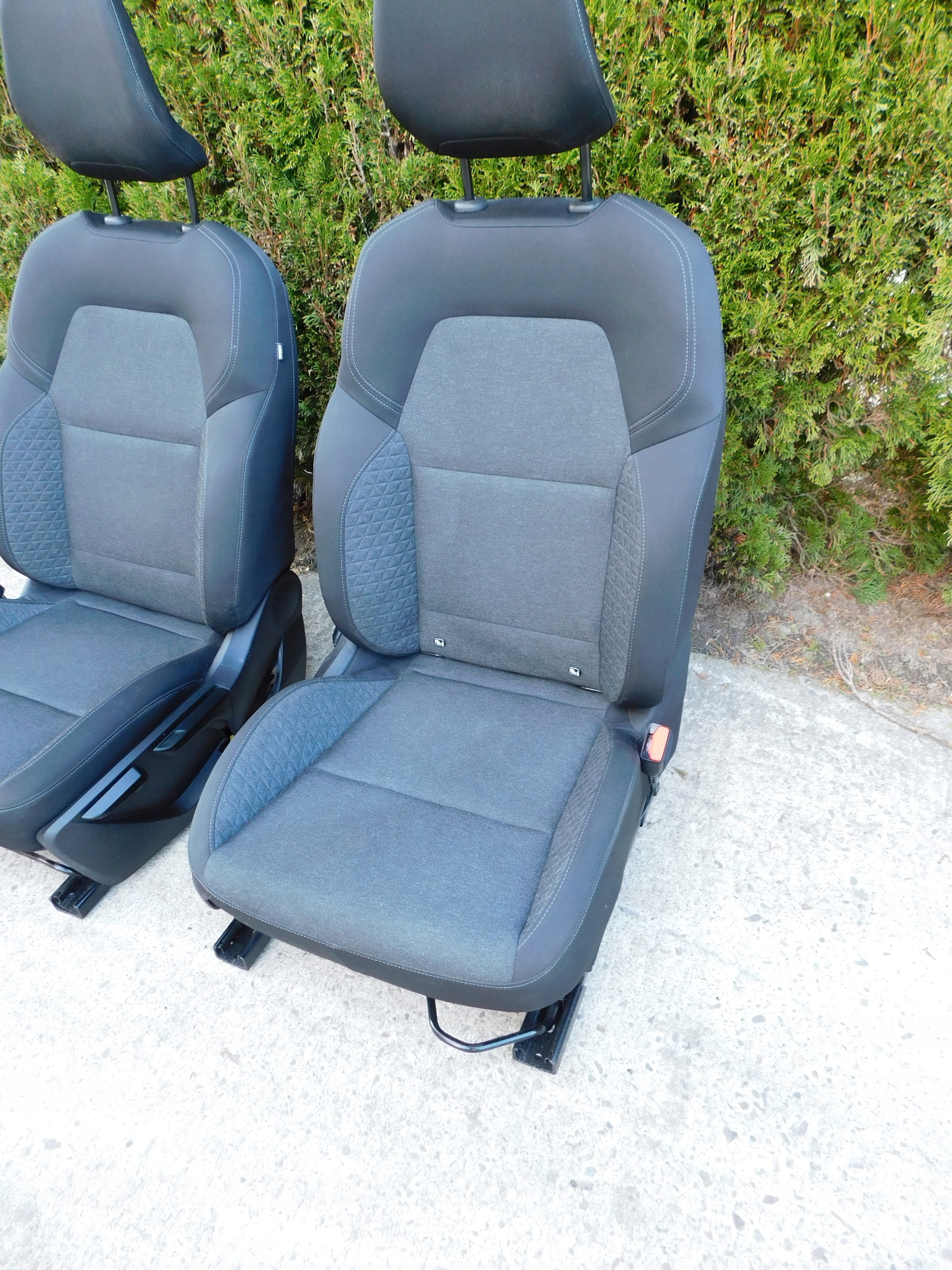 Komplet seats left and right front Renault Clio V dwie sztuki IDEALNE