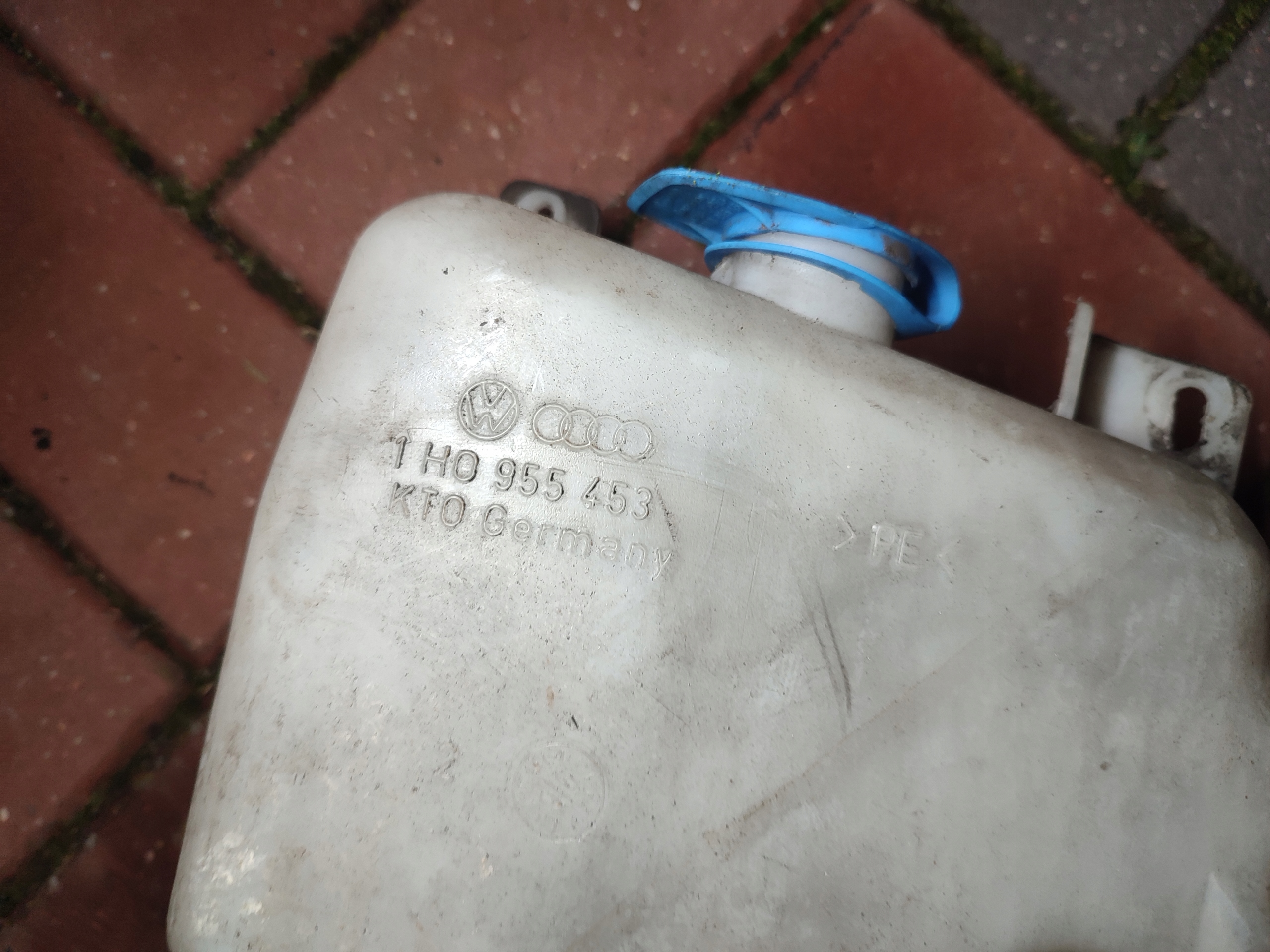 washer fluid tank VW Golf III pump