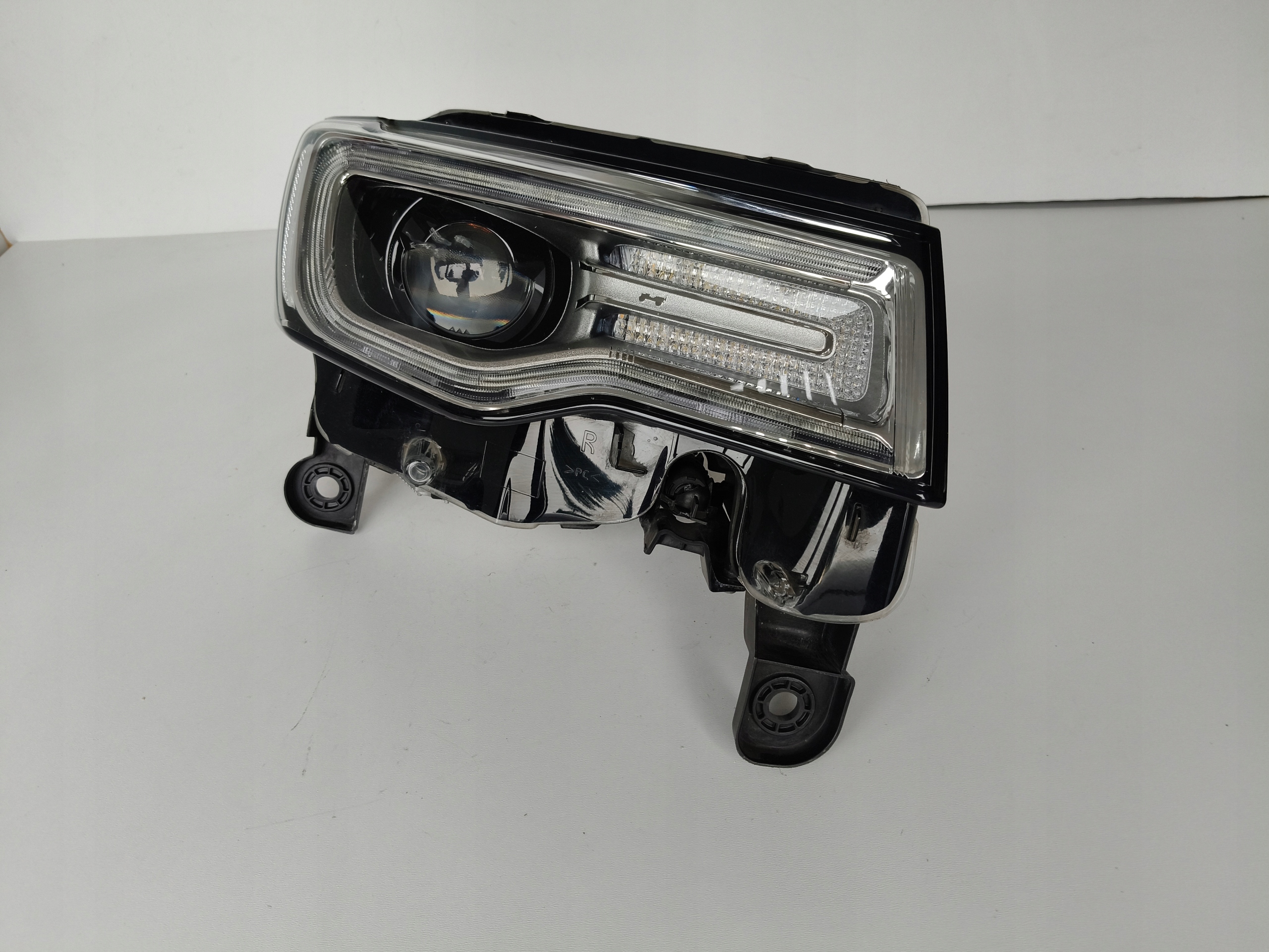 light right REFLEKTOR JEEP GRAND CHEROKEE WK2 13- XENON LED