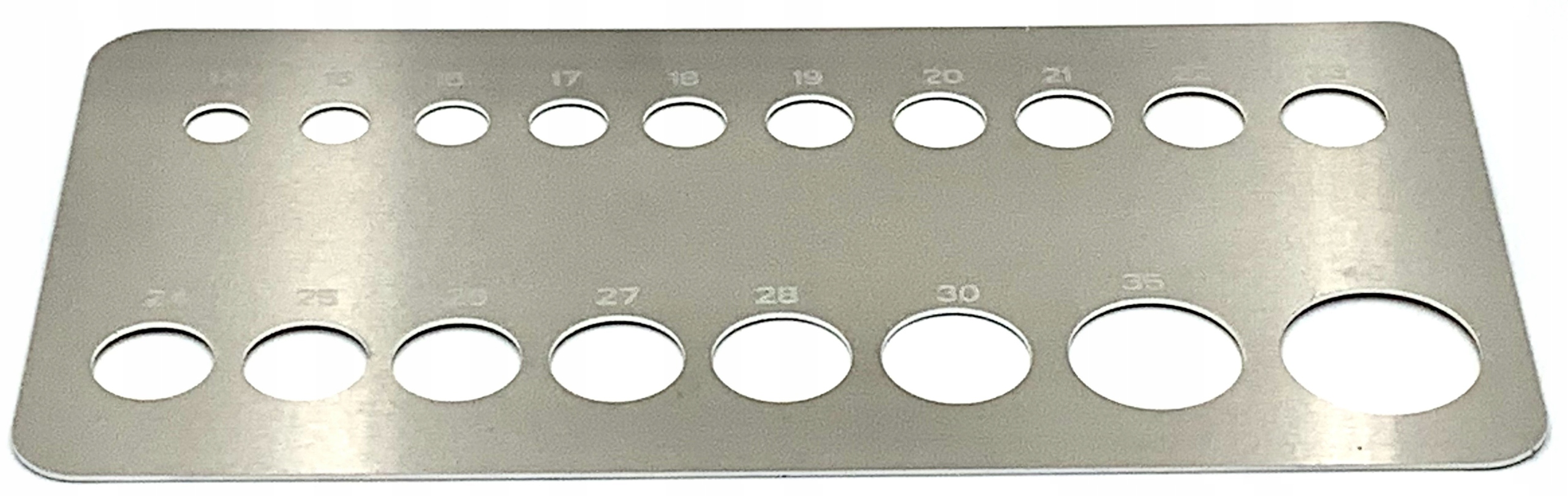 Plochá, kovová kalibrační nádoba s 18 otvory pro měkké ovoce – od 14 do 40 mm