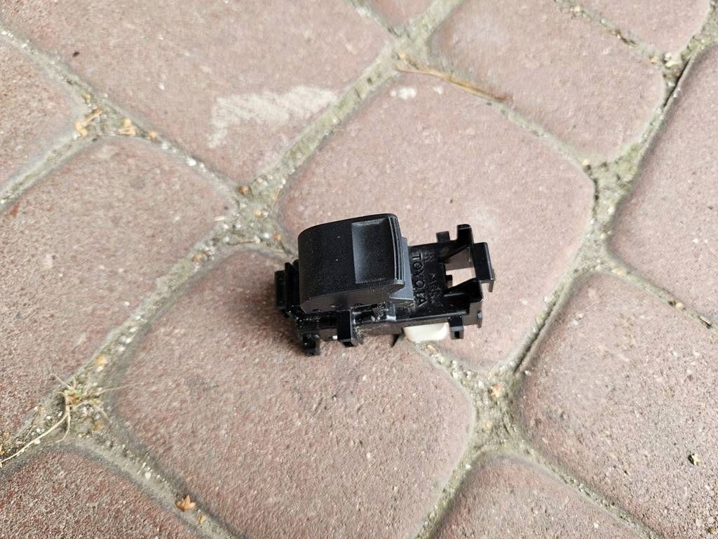button switch electric brake Toyota Aygo X 829-2G17