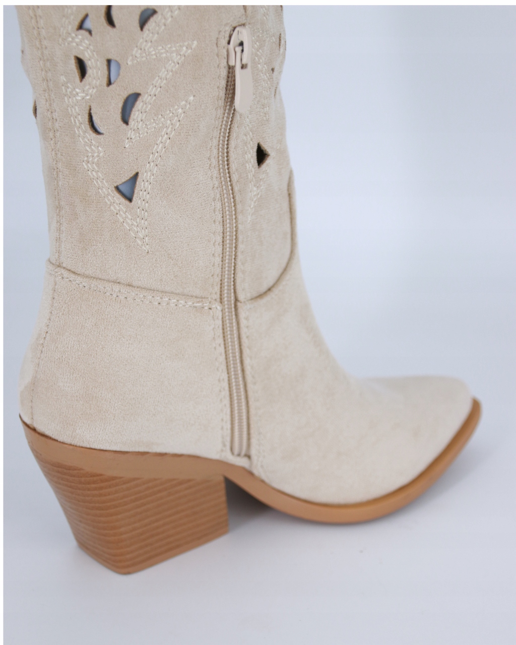 DŁUGIE KOWBOJKI AŻUROWE DAMSKIE KOZAKI Z ZAMSZU BEŻOWE 38 Rodzaj obcasa słupek