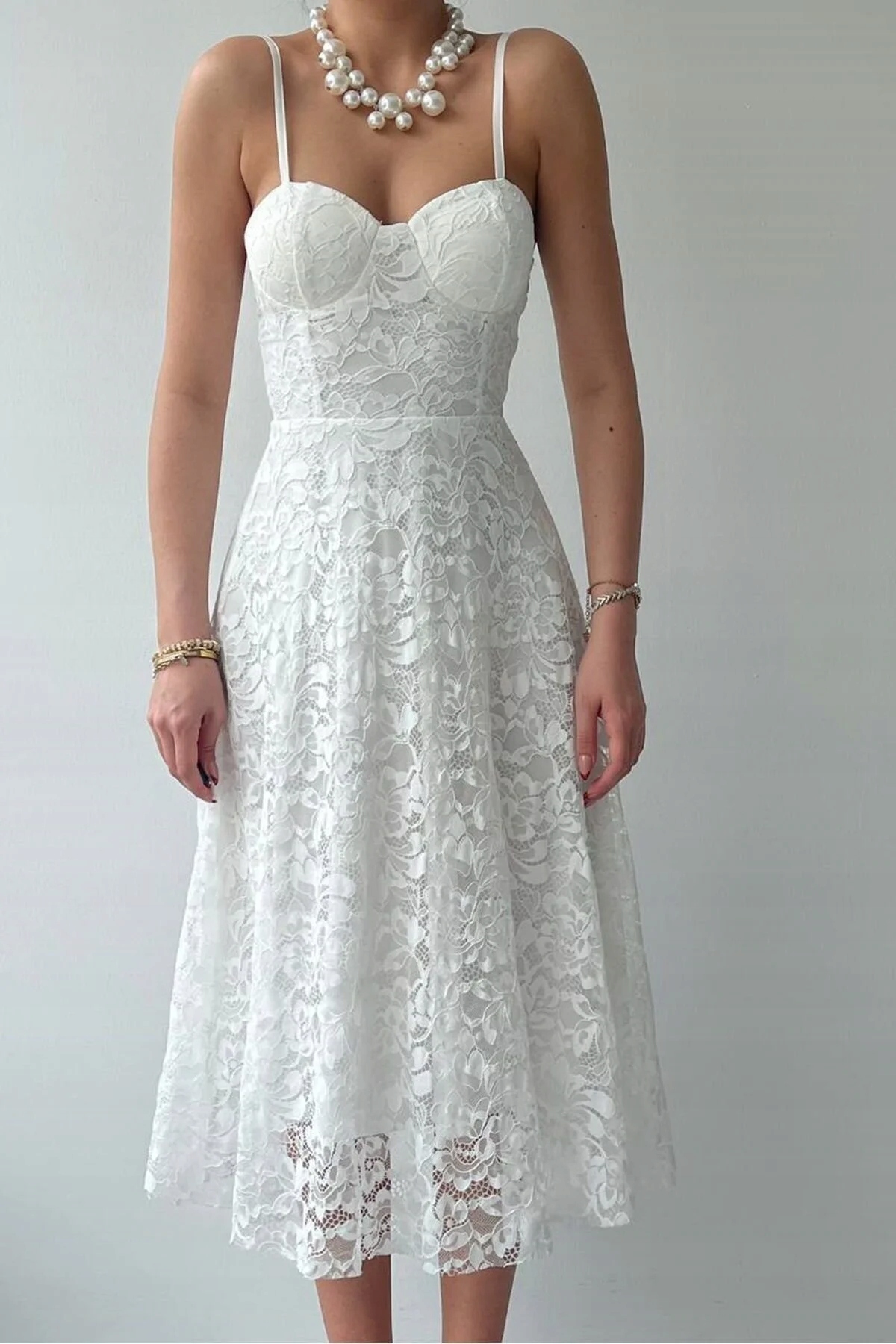 Bílá Šaty Elegantní Krajková Na Ramínkách MIDI S Korzetem L 5GA