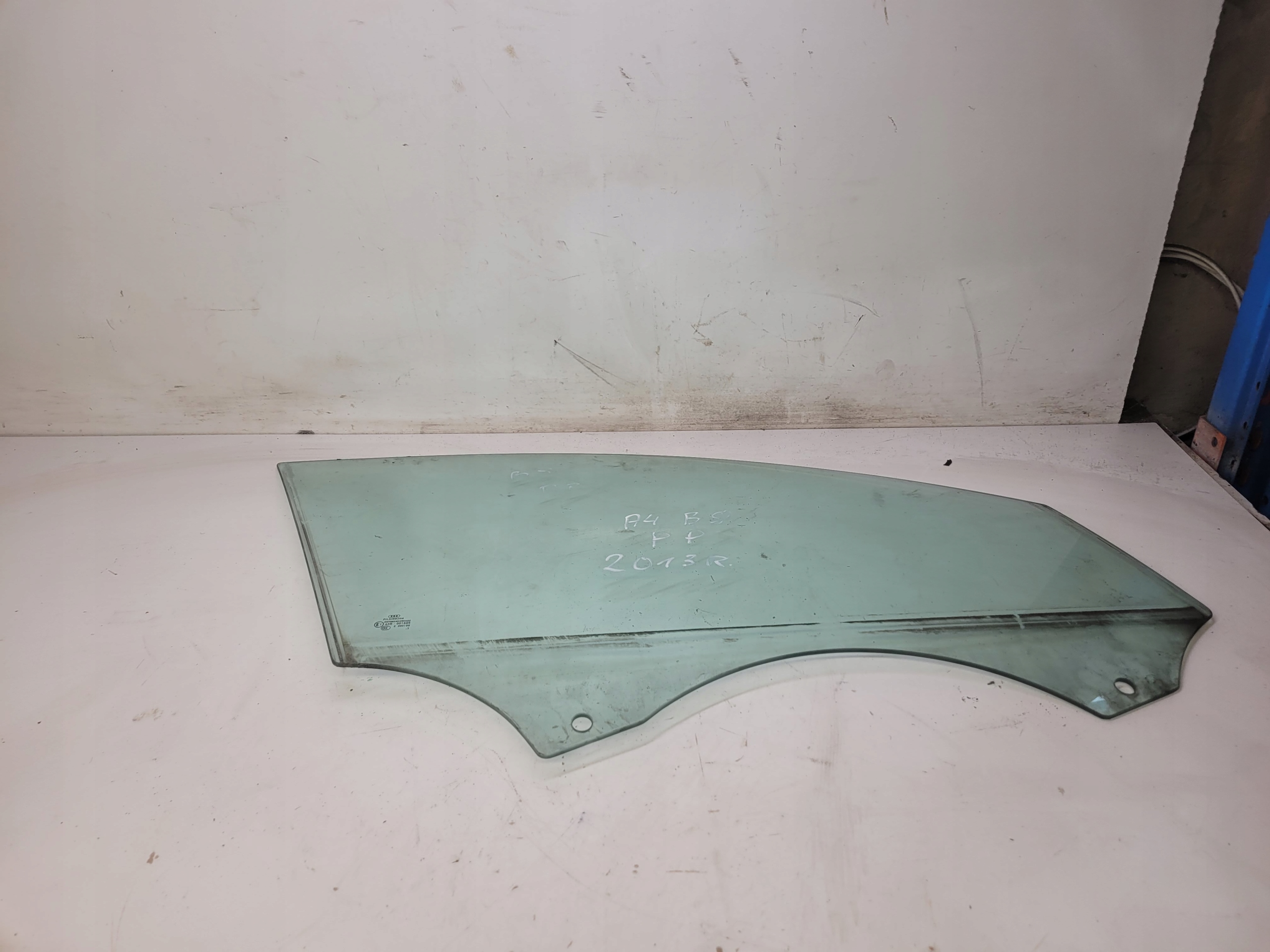 window side door right front AUDI A4 B8 2013R