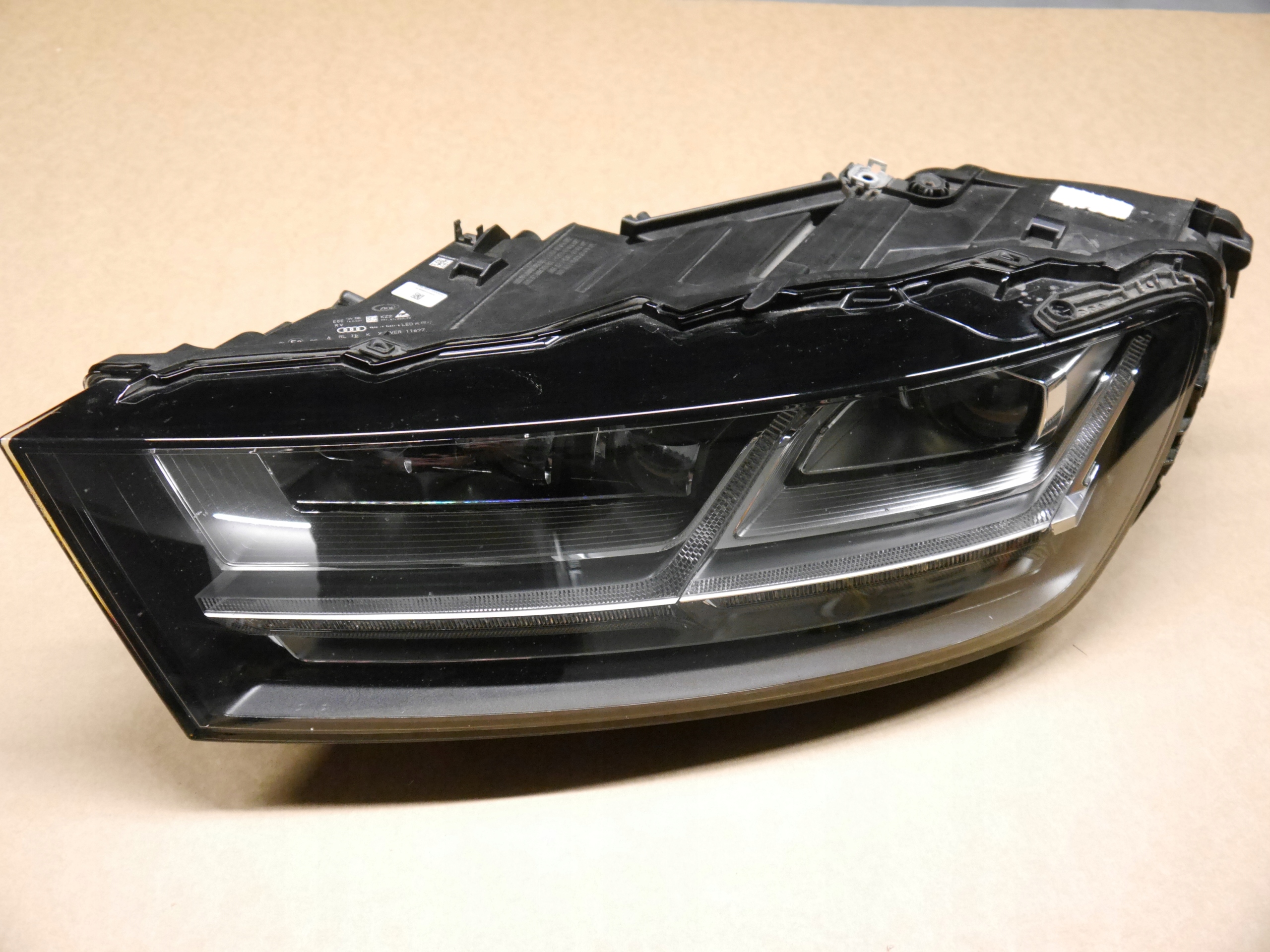 AUDI Q7 4M LAMPA MATRIX 4M0941035