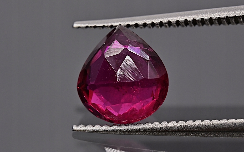 Turmalín oboustranně fasetovaný slza 7,5x7,2 mm