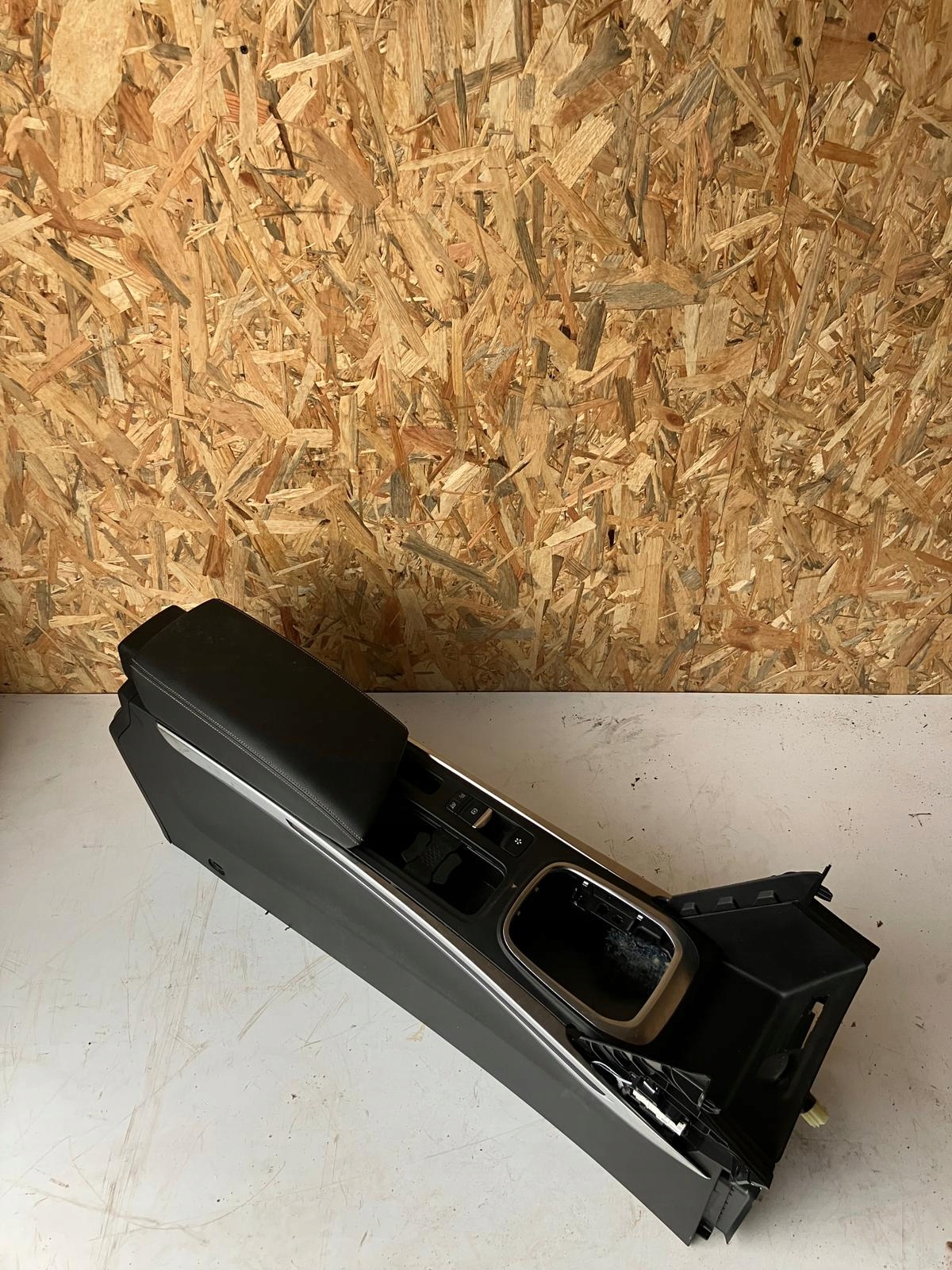 ПОДЛОКОТНИК СВЕТОДИОДНЫЙ КОЖАНЫЙ КОМПЛЕКТ MEGANE IV