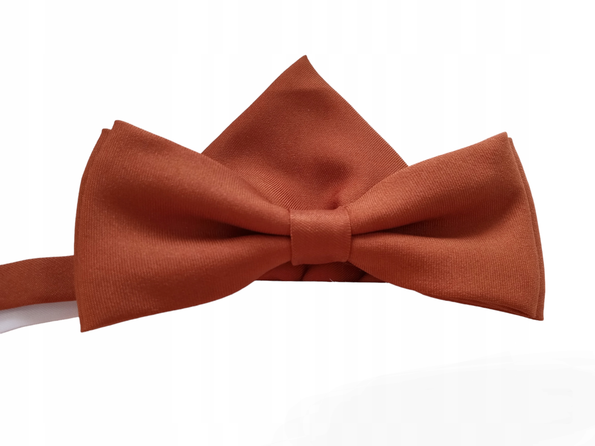 RDZAWY JASNY MUCHA Z POSZETKĄ BUTONIERKĄ