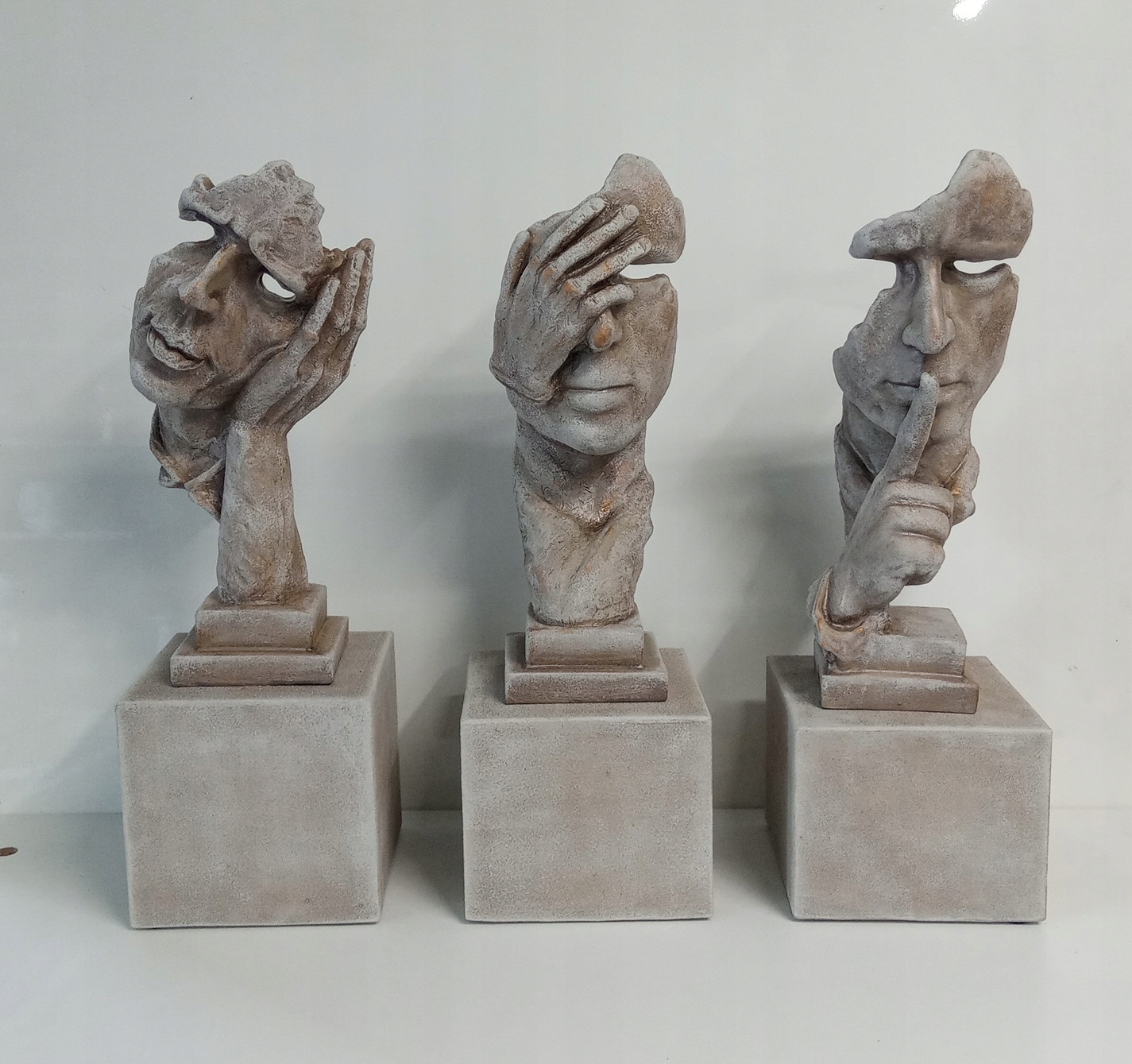 

Trzy Rzeźby Tryptyk H-45cm. Szary,beżowy,złoty