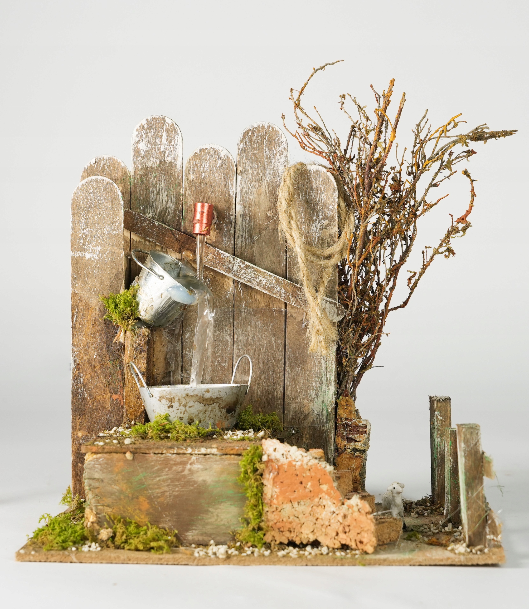 Studňa prelievajúca vodu do misky, s čerpadlom na vodu, vysoká 18 cm